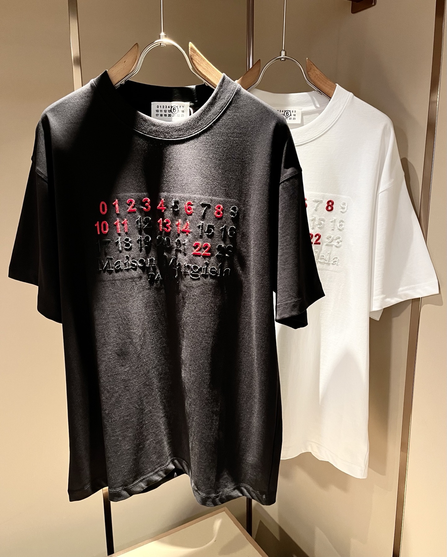 NO:774379,Maison margiel 2026 spring and summer new short-sleeved T-shirts for men and women, available at counters simultaneously!  Customized exclusive washed cotton fabric with logo embroidery design on the chest!  Simple and elegant, easy to match and versatile, extremely high-grade, perfectly integrated into fashion and style, it is a top-notch fashionable style that is perfect for outer wear!  The whole thing gives people a natural feeling!  The ultimate classic versatile casual pants, customized with original pure cotton fabric!  The ultimate heavy work, the ultimate perfection!  Fans who pursue high quality should rush to buy it by themselves, and we sincerely invite all fans who know the goods to appreciate this model together!  !  Size S-XL, masion margiela, T-shirt, tees, t-shirt,19860909马吉拉 maison margiel 2026春夏新款男女同款短袖T恤,专柜同步发售！定制专属洗水纯棉面料,胸前logo图案刺绣设计！简约大方,从容百搭,档次极高,完美融入时尚还有风情感一款完美符合外穿的顶尖时髦气质款！整体给人浑然天成的感觉！极致经典的百搭型休闲裤,定制原版纯棉面料！极致的重工极致的完美！追求高品质的粉丝们请自行抢购,诚邀所有识货的粉丝一同鉴赏此款！！尺码S-XL,,masion margiela,T-shirt,tees，t-shirt,,Men's clothing