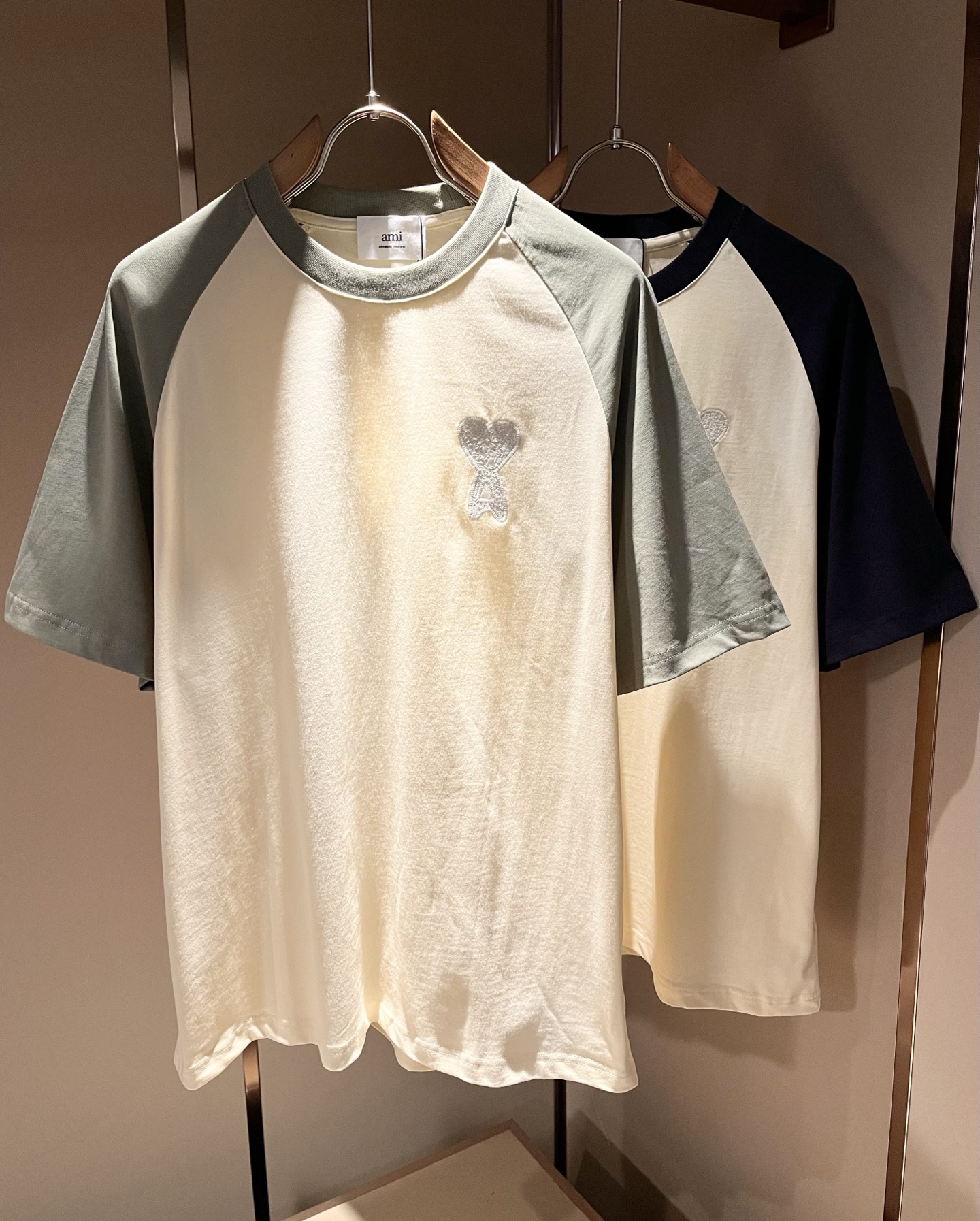 NO:776906,AMI 2026 new spring and summer short-sleeved T-shirts for men and women, the latest model is exclusively available on the entire network!  !  ~It is both classic and fashionable, who doesn’t love it? It shows the classic again, it is very eye-catching, and it has a low-luxury aura and recognition!  The brand concept is perfectly combined with modern advanced technology. Coupled with an extremely modern and simple design, exclusive logo embroidery design!  Customized 100% imported pure cotton fabric!  The texture of this model is quite impressive. You can tell the specifications and grades at your fingertips. The level of finesse and breathability are top-notch!  Size S-2XL,,T-shirt,tees,t-shirt,19860909AMI 2026春夏新款男女同款短袖T恤,最新款全网独家首上！！~既经典有时尚百搭,谁不爱啊,将经典再次展现,非常的耐看,自带低奢光环与辨识度！品牌理念和现代化的先进技术进行了完美结合.加上极其现代摩登风范的简约设计,专属logo刺绣设计！定制百分百进口纯棉面料！此款的质感相当感人 触手便知规格档次 细腻程度与透气效果堪称顶级！尺码S-2XL,,T-shirt,tees，t-shirt,,Men's clothing