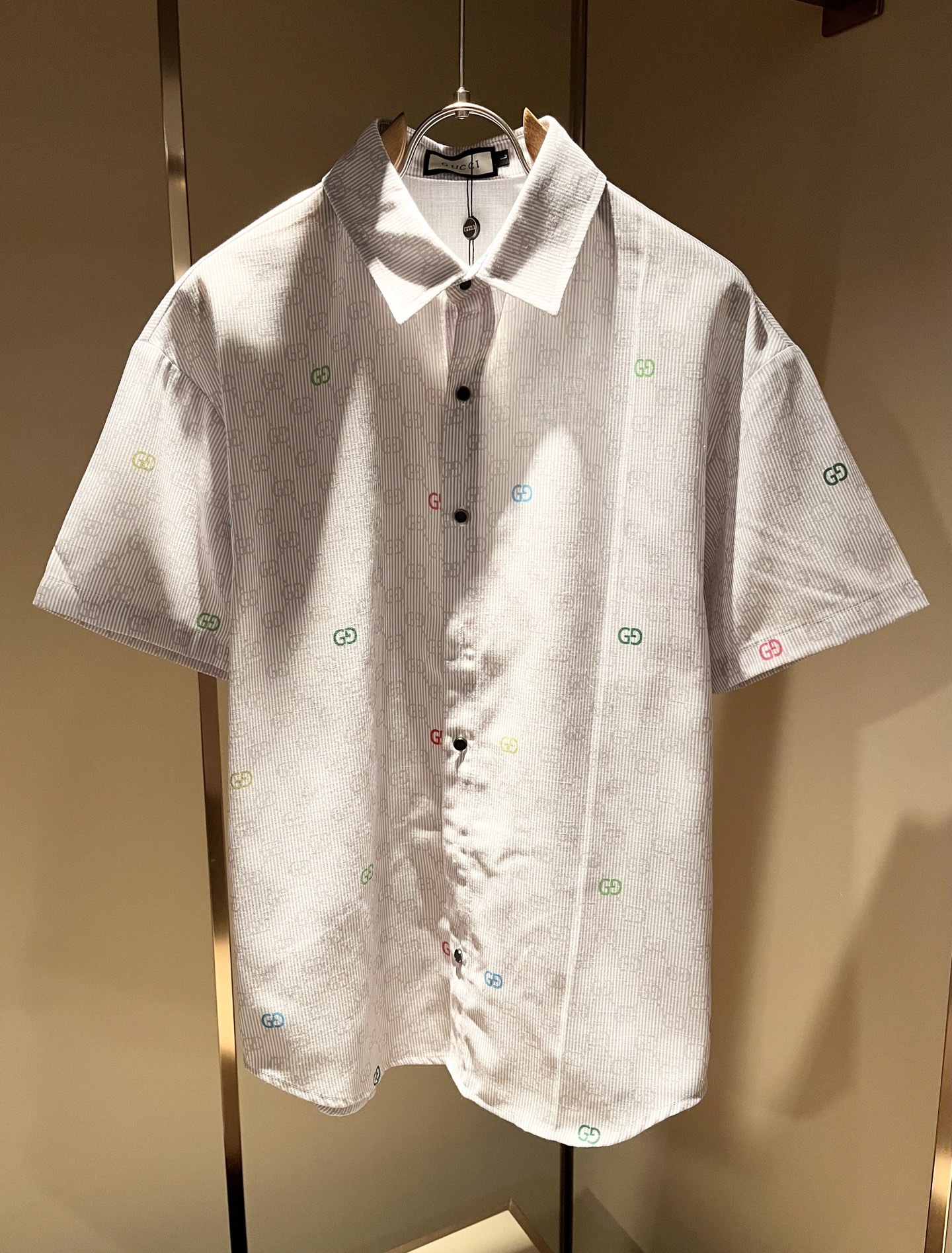 NO:776954,Gucc* Gujia 2026 spring and summer series basic round neck casual suits, casual loose cotton and linen round neck short-sleeved T-shirts for men and women couples!  Trading company channels are rare and available on the official website simultaneously!  The latest spring and summer series of 2026, classic fashion design elements inject full vitality into the new series. This suit is made of carefully selected imported cotton and linen fabrics supplied by customers. The fabric feels skin-friendly, soft and delicate, and the body is printed with a logo!  It has an extremely comfortable and breathable wearing experience. The whole piece is very eye-catching and fashionable, and is deeply loved by young people today!  Basic loose round neck cut, unisex style regardless of age and gender, suitable for matching all styles and looks you need in daily life!  It is recommended to wear couple outfits when going out on the street, it will be more eye-catching!  Size M-4XL,,gucci,gucci,T-shirt,tees,t-shirt,19860909Gucc*古家 2026春夏系列基础圆领套休闲套装,男女同情侣款休闲宽松棉麻圆领短袖T恤衫！贸易公司渠道稀出,同步官网发售 ！ 2026年春夏最新系列,经典时尚设计元素,为全新系列注入满满活力,这款套装用心甄选客供进口棉麻面料制成,面料手感亲肤柔软细腻,衣身logo印花设计！拥有着无比舒适透气性的穿着体验,整件单品极具吸睛度与时尚感,深受当下年轻人的喜爱！基础宽松的圆领版型裁剪,不分年龄与性别的中性款式,适合搭配你日常所需的所有风格与造型！建议搭配情侣装出街会更为养眼出色！尺码M-4XL,,gucci,gucci,T-shirt,tees，t-shirt,,Men's clothing