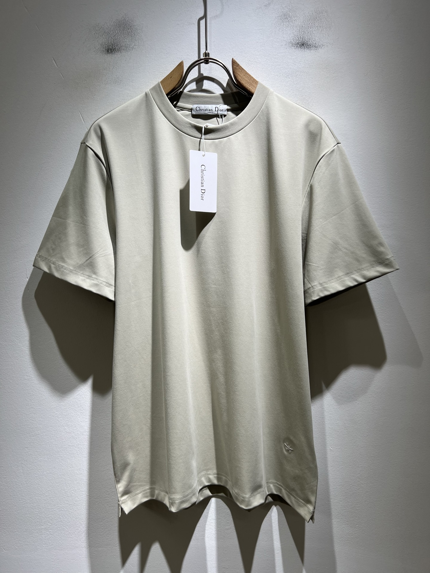 NO:776982,Dio*Dijia's new 2026 spring and summer short-sleeved T-shirts for men and women are on sale simultaneously at counters!  Customized exclusive 260g pure cotton fabric, customized original craft thread, hem logo pattern embroidery craft design!  Simple and elegant, easy to match and versatile, extremely high-grade, perfectly integrated into fashion and style, it is a top-notch fashionable style that is perfect for outer wear!  The whole thing gives people a natural feeling!  The ultimate classic versatile short-sleeved T-shirt, designed with the latest three-dimensional letter logo embroidery elements!  The ultimate heavy work, the ultimate perfection!  Fans who pursue high quality should rush to buy it by themselves, and we sincerely invite all fans who know the goods to appreciate this model together!  !  Size M-5XL,,dior,dior,T-shirt,tees,t-shirt,19860909Dio*迪家 2026春夏新款男女同款短袖T恤,专柜同步发售！定制专属260克纯棉面料,定制原版工艺螺纹,下摆logo图案刺绣工艺设计！简约大方,从容百搭,档次极高,完美融入时尚还有风情感一款完美符合外穿的顶尖时髦气质款！整体给人浑然天成的感觉！极致经典的百搭型短袖T恤,采用最新的立体字母logo刺绣元素设计！极致的重工极致的完美！追求高品质的粉丝们请自行抢购,诚邀所有识货的粉丝一同鉴赏此款！！尺码M-5XL,,dior,dior,T-shirt,tees，t-shirt,,Men's clothing