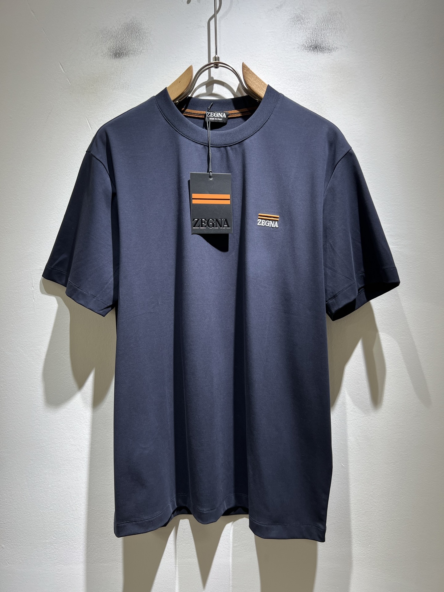 NO:776992,Ermenegildo Zeg*a 2026 spring and summer new men's short-sleeved casual short-sleeved T-shirts, orders from foreign trade companies!  It is one of Zegna’s classic proprietary fabrics!  Customized original pure cotton fabric!  Logo embroidery design on the chest!  The texture is warm, soft and delicate to the touch, but the shape is straight and stylish!  Details, extreme luxury...perfect interpretation of high-quality appearance. Sizes M-5XL,,zegna,T-shirt,tees,t-shirt,19860909Ermenegildo Zeg*a杰*亚 2026春夏新品男士短袖休闲短袖T恤衫,外贸公司订单！是杰尼亚经典的专有织物之一！ 定制原版纯棉面料！胸前logo图案刺绣设计！质地保暖,触感又柔软细腻、但型态又笔挺有型！ 细节、奢华极致… 完美演绎高品质品相.尺码M-5XL,,zegna,T-shirt,tees，t-shirt,,Men's clothing