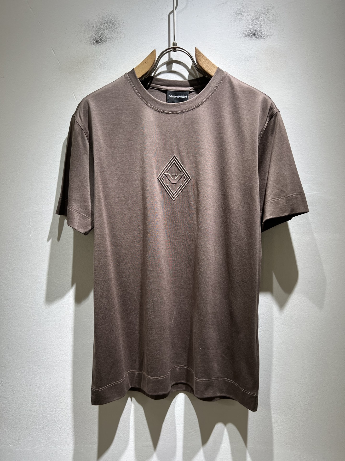 NO:776977,Arman 2026 spring and summer new casual short-sleeved T-shirt for men and women, original factory order, logo laminated design!  The simple design is exquisite and elegant, which is amazing!  Customized original and exclusive pure cotton fabric, soft and delicate to the touch, super comfortable on the upper body, and the ultimate wearing enjoyment!  Inheriting the classic version of the past, the upper body effect is naturally outstanding. It is simple to wear without too many accessories. It can easily create a sense of fashion, and the rate of return will also increase. Get it quickly!  Size M-3XL,,armani,T-shirt,tees,t-shirt,19860909Arman阿*尼2026春夏新款男女同款休闲短袖T恤,原单代工厂订单,标志logo压胶设计！简洁的设计精致优雅,令人叹服！定制原版专属纯棉面料,手感柔软细腻,上身超级舒适,极致的穿着享受！继承着以往的经典版型,上身效果自然而来的出彩,简单穿搭无需过多的饰物,轻松搭出时尚感,回头率也会随之提升.速度入手吧！尺码M-3XL,,armani,T-shirt,tees，t-shirt,,Men's clothing