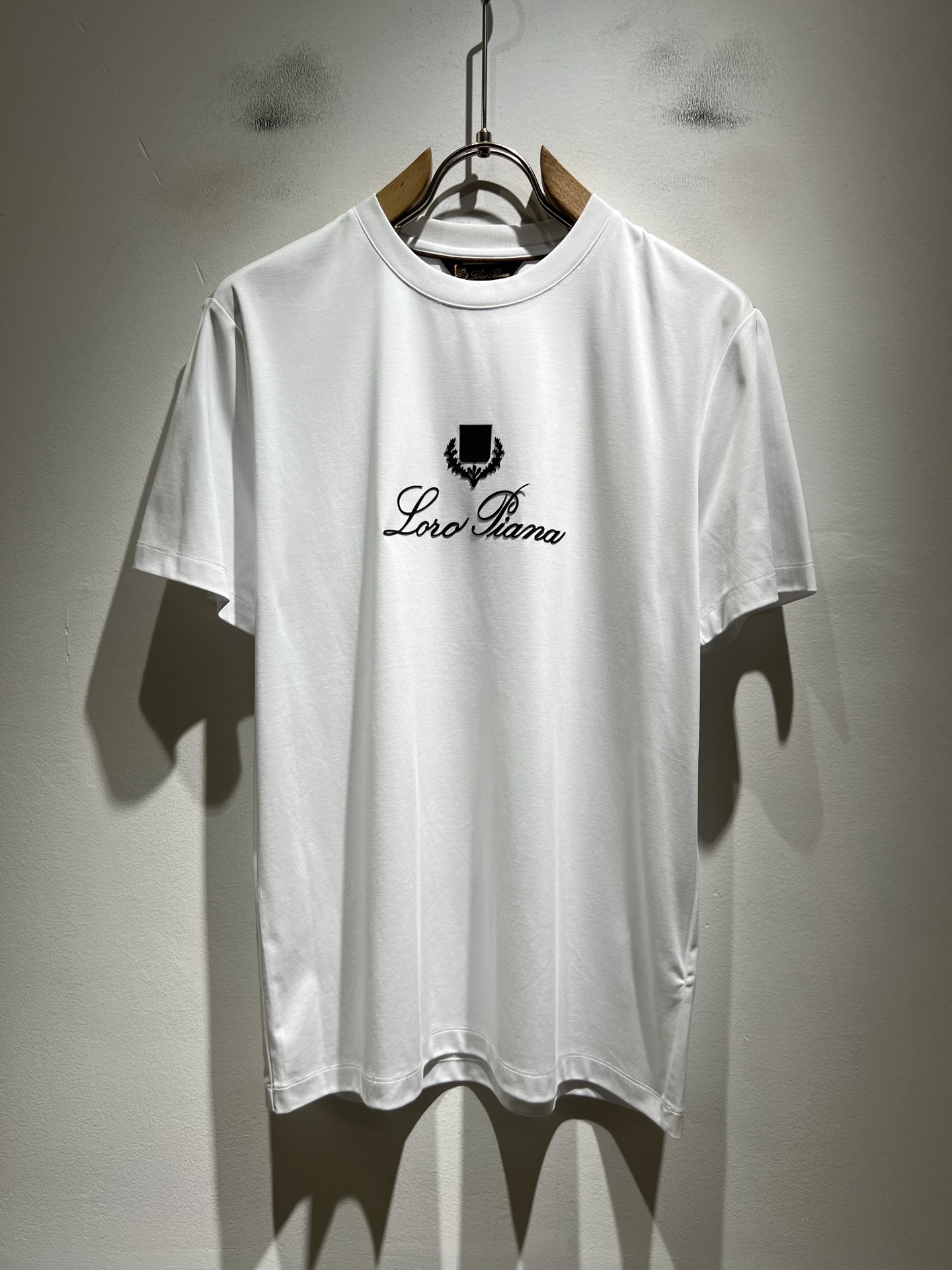 NO:776967,Loro Piana 2026 spring and summer men's latest trade order short-sleeved T-shirts, all in good condition!  !  The chest is designed with a logo pattern laminated on it!  Customized pure cotton fabric!  The upper body is comfortable and breathable, not stiff, and the overall body has a rich three-dimensional feel. It is a quality export order and is customized with exclusive pure cotton fabric tailoring to meet the simple needs of commuters. The upper body effect is very good, slimming, and not picky about the figure. The fabric workmanship... is impeccable. Only good craftsmanship and good fabrics can make you wear a good taste. It is a must-have item for everyone!  Size M-3XL,,loro piana,T-shirt,tees,t-shirt,19860909Loro Piana诺悠翩雅 2026春夏男士最新的贸易订单短袖T恤,全品相！！胸前采用logo图案压胶设计！定制纯棉面料！上身舒适透气,不僵硬,整体有着丰富的立体感,品质出口订单,定制专属纯棉面料剪裁,满足通勤人们对于着装的简约需求,上身效果很好,显瘦,不挑剔身材.面料做工....无可挑剔,好工艺好面料才能穿出好品味一款,人手必备单品！尺码M-3XL,,loro piana,T-shirt,tees，t-shirt,,Men's clothing