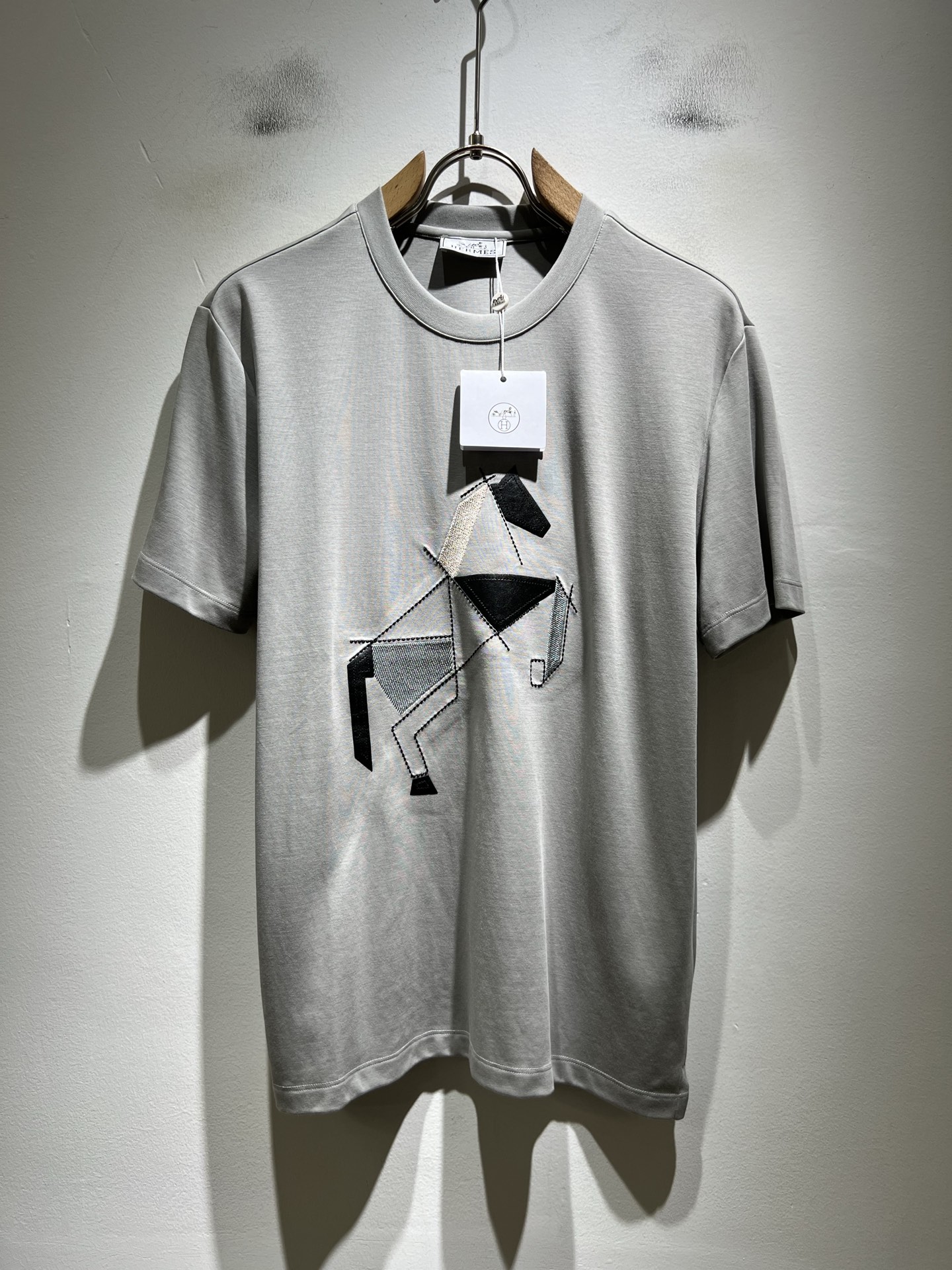 NO:776972,Her*mes 2026 spring and summer new men's short-sleeved T-shirt, a newly upgraded and versatile basic style, low-key luxury, the choice of quality!  Select high-quality selected pure cotton fabrics!  It is made to enjoy a relaxed and comfortable wearing experience, with super vertical performance. It has a strong artistic sense and an iconic logo leather embroidery design. The craftsmanship is meticulous and highly recognizable, showing a new brand micro-label culture!  Classic and perfect design, precise cutting. Simple and elegant style, but also able to show fashionable charm in daily leisure life. Sizes M-3XL,, T-shirt, tees, t-shirt,19860909Her*mes爱*仕2026春夏新款男士短袖T恤,全新升级百搭基础款,低调奢华,品格之选！甄选优质精选纯棉面料！打造而成,享受轻松自在的穿着体验,有着超强的垂直性能 艺术感极强标志性logo皮革刺绣工艺设计,工艺细致,辨识度极高,展现全新品牌微标文化！经典完美版型设计,在裁剪上精准到位.简约大气风格,又能在日常休闲生活中展现时尚魅力.尺码M-3XL,,T-shirt,tees，t-shirt,,Men's clothing