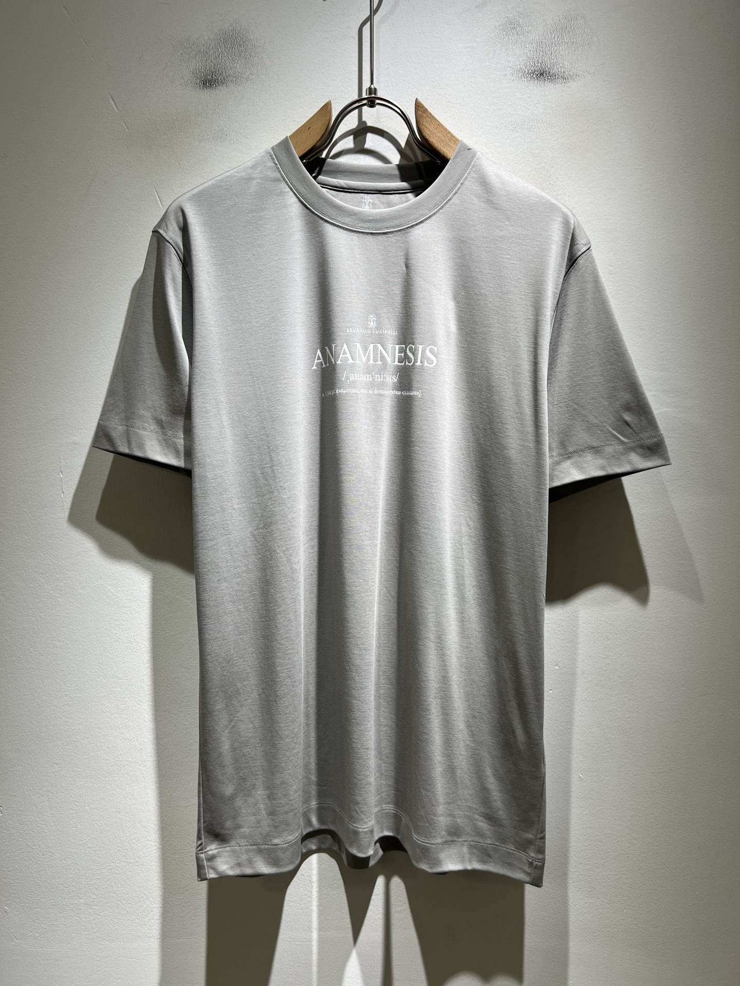 NO:776962,BC-Brunello Cucineli 2026 new spring and summer men's short-sleeved T-shirt, a fashionable and versatile item that many celebrities love to wear!  It’s super good-looking. Friends who like classic simplicity must not miss this one!  The calm and elegant brand style has always been favored by the upper class! It is also the best choice for fashion items!  The upper body is so handsome, highly recommended!  !  !  The biggest attraction of this short-sleeved shirt is not only its own brand added value, but also the fact that this short-sleeved shirt is very cost-effective in terms of color matching and material!  Customized original exclusive fabric material design!  Eco-friendly washing, customized fabrics, and pre-shrinking treatment ensure a crisp fit. The combed cotton fabric feels super soft and smooth and absorbs sweat!  It does not deform after washing, feels comfortable and smooth, and the upper body is soft and comfortable. The classic fashionable lapel design is simple but not complicated, and it is very attractive!  Size M-3XL,, brunello cucinelli, T-shirt, tees, t-shirt,19860909BC-Brunello Cucineli 2026春夏新款男士短袖T恤,众多明星都爱穿的时尚百搭单品！超级好看,喜欢经典简约的朋友,一定不能错过了这款！沉稳大气的品牌风格一直以来备受上层人士的青睐!也是时尚单品的不二之选！ 上身帅到爆了,强烈推荐！！！这件短袖最大的吸引力除了他本身的品牌附加值,更加肯定的是这款短袖无论在颜色搭配还是材质上都有很高的性价比！ 定制原版专属面料材质设计！环保水洗,定制面料,预缩处理,确保版型的挺括,精梳棉面料手感超柔顺滑又吸汗！洗水不变形,手感舒适顺滑,上身柔和舒适,经典的时尚翻领设计,精简不繁,很是耐看！码数M-3XL,,brunello cucinelli,T-shirt,tees，t-shirt,,Men's clothing