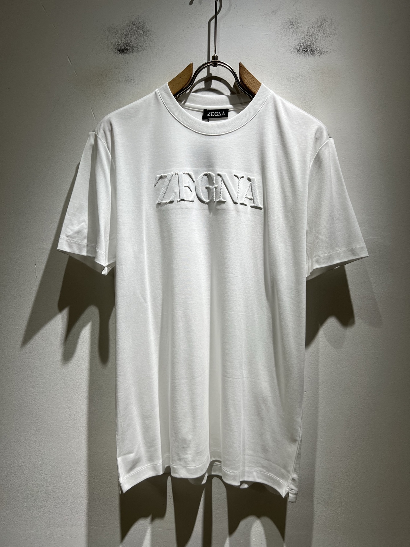 NO:776952,Ermenegildo Zeg*a 2026 spring and summer new men's short-sleeved casual short-sleeved T-shirts, orders from foreign trade companies!  It is one of Zegna’s classic proprietary fabrics!  Customized original pure cotton fabric!  Logo embroidery design on the chest!  The texture is warm, soft and delicate to the touch, but the shape is straight and stylish!  Details, extreme luxury...perfect interpretation of high-quality appearance. Sizes M-3XL,,zegna,T-shirt,tees,t-shirt,19860909Ermenegildo Zeg*a杰*亚 2026春夏新品男士短袖休闲短袖T恤衫,外贸公司订单！是杰尼亚经典的专有织物之一！ 定制原版纯棉面料！胸前logo图案刺绣设计！质地保暖,触感又柔软细腻、但型态又笔挺有型！ 细节、奢华极致… 完美演绎高品质品相.尺码M-3XL,,zegna,T-shirt,tees，t-shirt,,Men's clothing