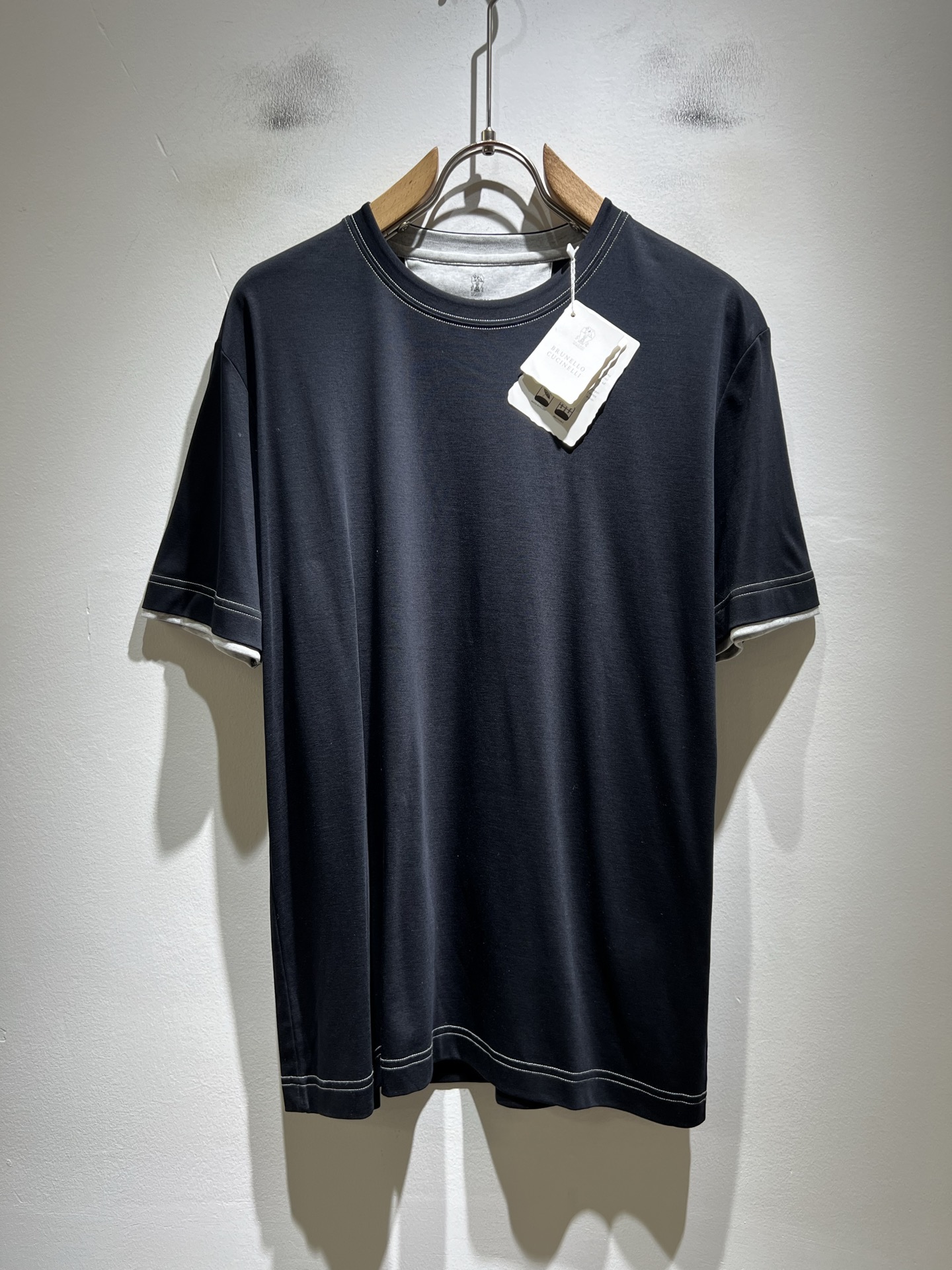 NO:776948,BC-Brunello Cucineli 2026 new spring and summer men's short-sleeved T-shirt, a fashionable and versatile item that many celebrities love to wear!  It’s super good-looking. Friends who like classic simplicity must not miss this one!  The calm and elegant brand style has always been favored by the upper class! It is also the best choice for fashion items!  The upper body is so handsome, highly recommended!  !  !  The biggest attraction of this short-sleeved shirt is not only its own brand added value, but also the fact that this short-sleeved shirt is very cost-effective in terms of color matching and material!  Customized original exclusive fabric material design!  Eco-friendly washing, customized fabrics, and pre-shrinking treatment ensure a crisp fit. The combed cotton fabric feels super soft and smooth and absorbs sweat!  It does not deform after washing, feels comfortable and smooth, and the upper body is soft and comfortable. The classic fashionable lapel design is simple but not complicated, and it is very attractive!  Size M-3XL,, brunello cucinelli, T-shirt, tees, t-shirt,19860909BC-Brunello Cucineli 2026春夏新款男士短袖T恤,众多明星都爱穿的时尚百搭单品！超级好看,喜欢经典简约的朋友,一定不能错过了这款！沉稳大气的品牌风格一直以来备受上层人士的青睐!也是时尚单品的不二之选！ 上身帅到爆了,强烈推荐！！！这件短袖最大的吸引力除了他本身的品牌附加值,更加肯定的是这款短袖无论在颜色搭配还是材质上都有很高的性价比！ 定制原版专属面料材质设计！环保水洗,定制面料,预缩处理,确保版型的挺括,精梳棉面料手感超柔顺滑又吸汗！洗水不变形,手感舒适顺滑,上身柔和舒适,经典的时尚翻领设计,精简不繁,很是耐看！码数M-3XL,,brunello cucinelli,T-shirt,tees，t-shirt,,Men's clothing