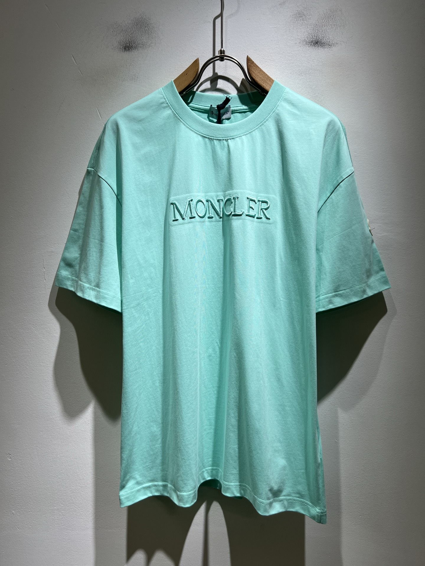 NO:776957,Moncler Mengjia's latest 2026 spring and summer trade order short-sleeved T-shirts for men and women, all in good condition!  !  Internet celebrity model!  Designed with logo embroidery!  The upper body is comfortable and breathable, not stiff, and the overall body has a rich three-dimensional feel. It is a quality export order and is customized with exclusive pure cotton fabric tailoring to meet the simple needs of commuters. The upper body effect is very good, slimming, and not picky about the figure. The fabric workmanship... is impeccable. Only good craftsmanship and good fabrics can make you wear a good taste. It is a must-have item for everyone!  Size M-3XL,,T-shirt,tees,t-shirt,19860909Moncler蒙家 2026春夏最新男女同款贸易订单短袖T恤,全品相！！网红款！采用logo图案刺绣设计！上身舒适透气,不僵硬,整体有着丰富的立体感,品质出口订单,定制专属纯棉面料剪裁,满足通勤人们对于着装的简约需求,上身效果很好,显瘦,不挑剔身材.面料做工....无可挑剔,好工艺好面料才能穿出好品味一款,人手必备单品！尺码M-3XL,,T-shirt,tees，t-shirt,,Men's clothing