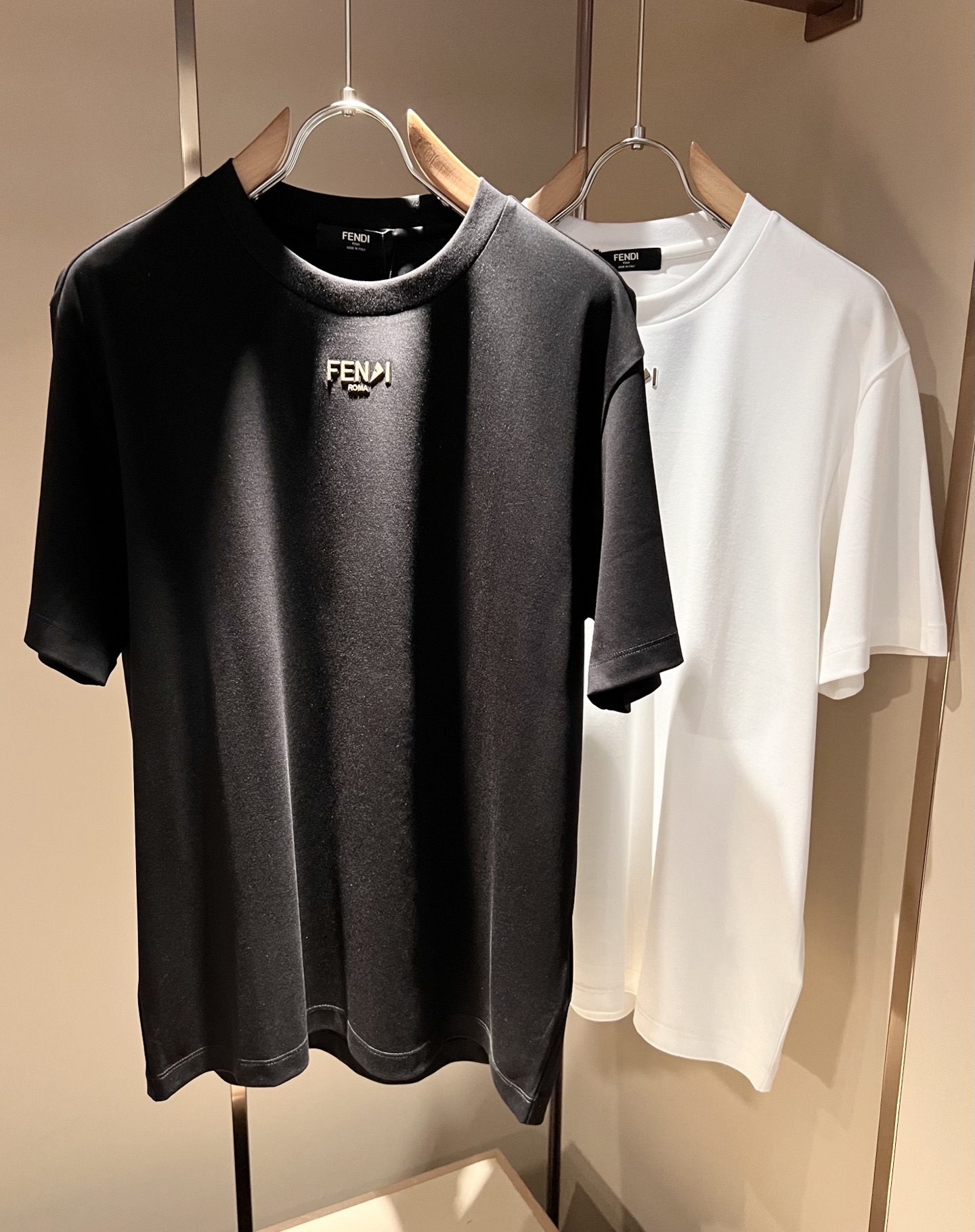 NO:776974,FEN*I Fen*di 2026 spring and summer new FD family FF short-sleeved T-shirt for men and women, versatile and extremely short-sleeved T-shirt for men and women. Italian original order, popular item of FD family, simple and solid color. It is the enduring iconic product of FD family, full of representativeness and full sense of specification. It is worth buying for all FD fans!  Pure Italian channel order, the FD family's high-end and popular product, a very popular item at the moment, with the iconic letter logo pattern laminated and decorated!  High-end goods worth keeping for yourself and giving away!  Trendy and good-looking, full of trendy atmosphere, extremely high-grade and standard, and using a very classic black and white two-color combination, which gives a strong visual impact and is highly recognizable. It is made of top-grade exclusive pure cotton fabric, feels soft, delicate and comfortable, and the appearance is quite advanced and classy!  It perfectly interprets the charm of the brand and leaves a deep impression on people. It is more fashionable and charming, and the upper body is simple, elegant and fashionable, and there is no pressure to wear it!  Wear it alone or paired with it, it’s a beautiful sight that can’t be ignored!  Size M-5XL,,fendi,dior,T-shirt,tees,t-shirt,19860909FEN*I 芬*迪2026春夏新款FD家族FF男女同款短袖T恤,男女同款百搭极简短袖.意大利原厂订单,FD家族人气单品,简约纯色系打造.FD家族经久不衰的标志性臻品,代表性十足,规格感十足的精品,所有FD粉丝都值得抢购的精品！纯正意代渠道订单,FD家族的高奢人气爆款产物,当下十分火爆的单品,标志性字母logo图案压胶修饰！值得自留和送人的高端货！新潮又好看,潮流气息感十足,档次规格感极高,并且采用十分经典的的黑白双色搭配,给人的视觉冲击感相当强烈,有着极高的辨识度,顶级专属纯棉面料,打造,触感柔软细腻舒适,品相相当高级有档次！完美诠释品牌魅力,给人留下深刻印象.更具时尚与韵味,上身简约大方时尚,对于穿搭更是毫无压力！单穿内搭都极有味道,不可忽视的靓丽风景线！ 尺码M-5XL,,fendi,dior,T-shirt,tees，t-shirt,,Men's clothing