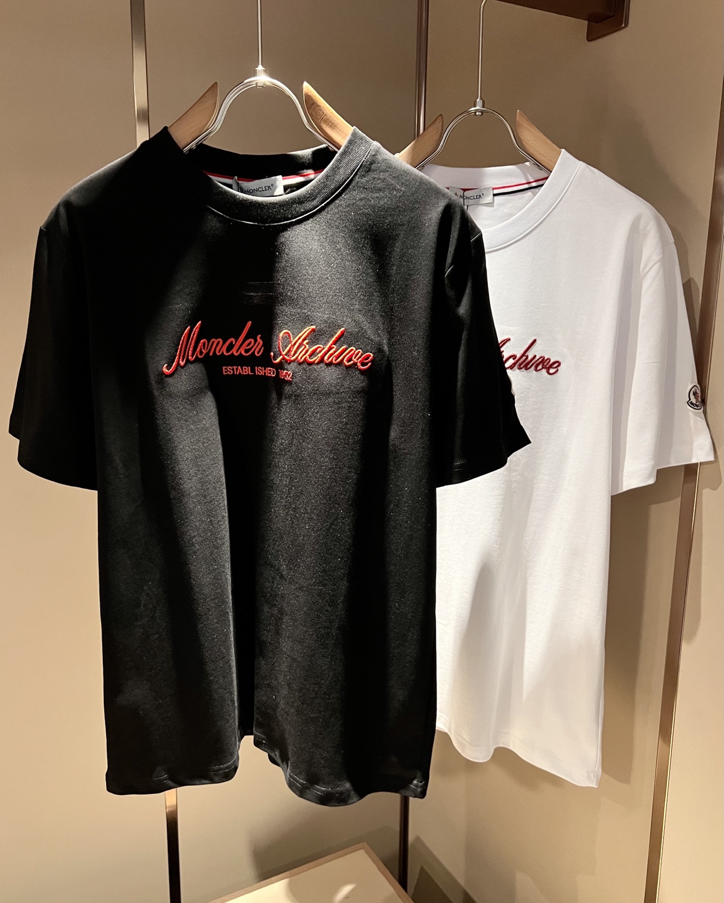 NO:776969,Moncler Mengjia 2026 spring and summer men's and women's same style couple's latest trade order short-sleeved T-shirts, all in good condition!  !  Internet celebrity model!  Designed with logo embroidery!  The upper body is comfortable and breathable, not stiff, and the overall body has a rich three-dimensional feel. It is a quality export order and is customized with exclusive pure cotton fabric tailoring to meet the simple needs of commuters. The upper body effect is very good, slimming, and not picky about the figure. The fabric workmanship... is impeccable. Only good craftsmanship and good fabrics can make you wear a good taste. It is a must-have item for everyone!  Size S-2XL,,T-shirt,tees,t-shirt,19860909Moncler蒙家 2026春夏男女同款情侣款最新的贸易订单短袖T恤,全品相！！网红款！采用logo图案刺绣设计！上身舒适透气,不僵硬,整体有着丰富的立体感,品质出口订单,定制专属纯棉面料剪裁,满足通勤人们对于着装的简约需求,上身效果很好,显瘦,不挑剔身材.面料做工....无可挑剔,好工艺好面料才能穿出好品味一款,人手必备单品！尺码S-2XL,,T-shirt,tees，t-shirt,,Men's clothing
