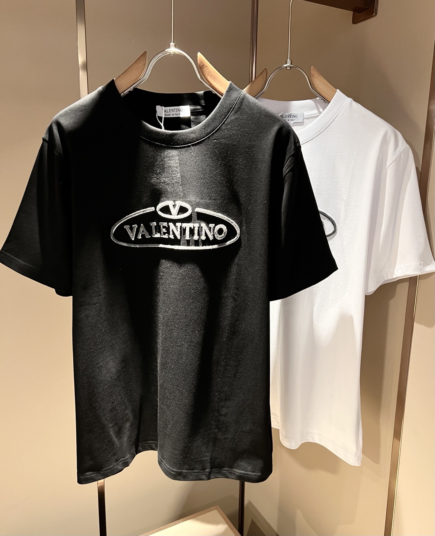 NO:776959,VALENTI*O~counter model, 2026 spring and summer new short-sleeved T-shirt, logo flocking design on the chest!  Simple, fashionable and youthful, versatile style, the upper body feels very young and elegant!  It will never go out of style. It is available at all major counters at the same time. All foreign trade products are ordered by the trading company. The workmanship and details are in place and very particular. Fitted tailoring. The fabric is made of pure cotton!  The upper body is comfortable and breathable, and the overall body has a good sense of stiffness. It is a basic daily wear. Whether worn alone or layered, it is simple and outstanding. Casual men and women should not miss it. Sizes S-2XL, valentino, valentino, T-shirt, tees, t-shirt,19860909VALENTI*O华伦*奴～柜台款、2026春夏新款短袖T恤衫,胸前logo植绒设计！简单时尚而年轻,百搭风格,上身感很年轻优雅！永远不会过时.各大柜台同步上市,外贸全品相贸易公司订单货品,做工和细节部位非常到位,非常讲究.合体的剪裁.面料采用纯棉面料！上身舒适透气,整体又有很好的挺括感,日常基础穿着.不管单穿还是内搭,简简单单就很出彩,休闲男女不容错过.尺码S-2XL,,valentino,valentino,T-shirt,tees，t-shirt,,Men's clothing