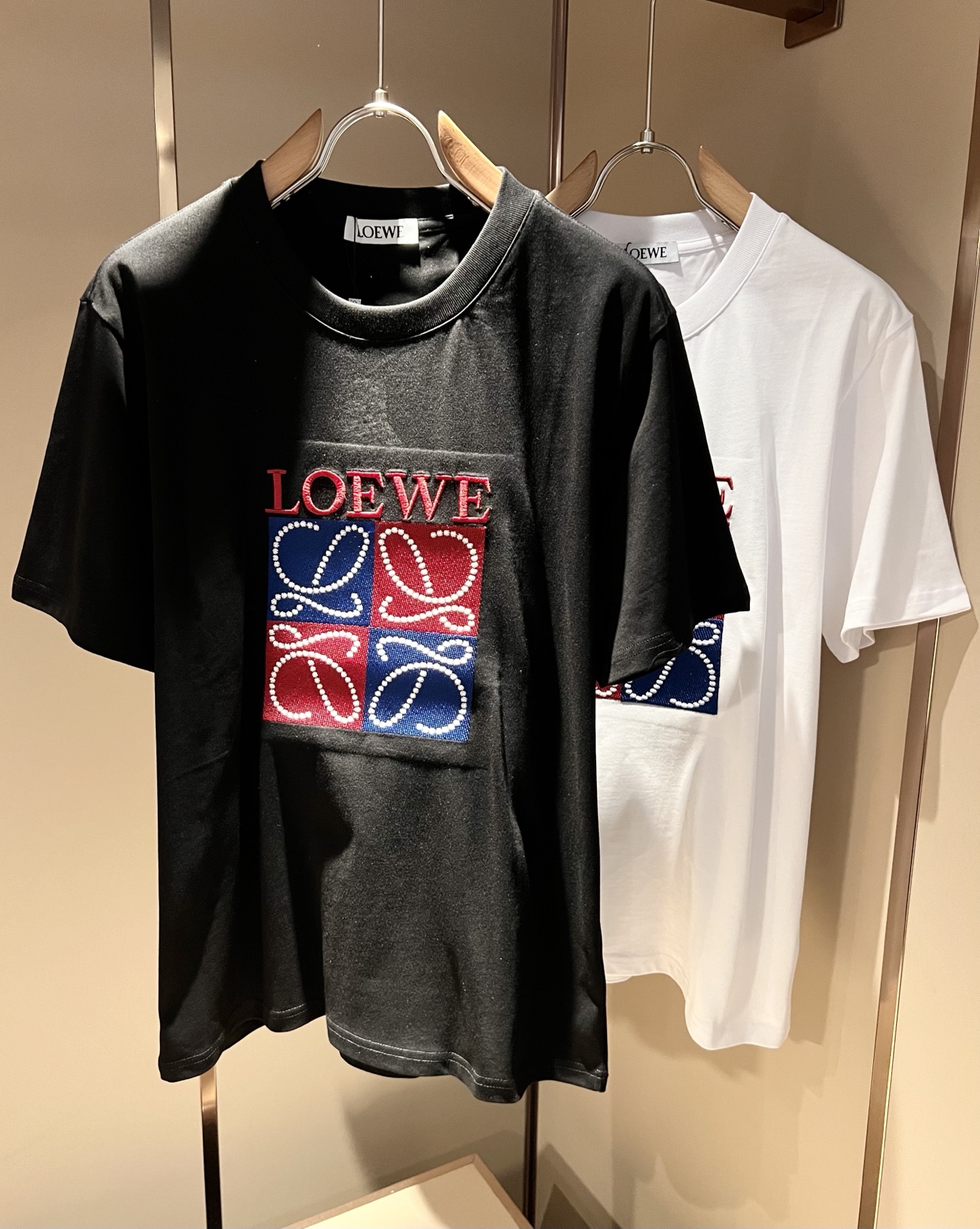 NO:776984,LOE*WE 2026 spring and summer new short-sleeved T-shirt for men and women, Italian original order channel, highly personalized and high-end style, logo pattern embroidery design!  Pure cotton short-sleeved T-shirt for couples!  !  The latest popular fashion product has arrived. It is a simple and high-end fashion item. It is a fashion product with very high-end charm and is a must-have item for fashion trends!  Italian original factory channel, special supply level order, released simultaneously by Hong Kong, Macao and Taiwan buyer stores. This model is also the latest popular product of Loewe family this year, and it is also the most classic product. Its specifications and quality are beyond doubt!  !  The selection is extremely diverse. It goes without saying that this style has that fresh and natural feeling, which highlights the brand's charm and high-end sense. The texture of this style is very good, and the weight and color that can be felt by hand are even better on the skin. It is a full wearing enjoyment!  !  Size: S -2XL,,loewe,loewe,T-shirt,tees,t-shirt,19860909LOE*WE罗*威 2026春夏新款男女同款短袖T恤,意大利原厂订单渠道,极具个性高级风,标志logo图案刺绣工艺设计！情侣款纯棉短袖T恤！！最新时尚潮流人气产物驾到,又是一款简约高级的时尚单品,穿搭魅力十分高级不俗的时尚产物 ,时尚潮流必备单品！意大利原厂渠道,特供级别订单,同步港澳台买手店发布,此款也是罗意威家今年的最新人气产物,也是最经典的产物,其规格跟档次更是毋庸置疑！！ 选择极具多样化,言而喻此款自然具备那种清新自然的感觉,彰显品牌魅力与高级感,此款的质感十分的到位,用手可以感知的重磅跟出彩亲肤程度更是上佳,十足的穿着享受！！尺码: S -2XL,,loewe,loewe,T-shirt,tees，t-shirt,,Men's clothing