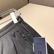 PRA*DA普*达 2026春夏新款男士休闲短裤,高端品质之选……一款休闲裤兼备的百搭裤装,也是男士衣橱 PRA*DA普*达 2026春夏新款男士休闲短裤,高端品质之选……一款休闲裤兼备的百搭裤装,也是男士衣橱