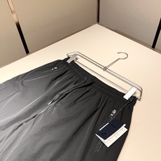 PRA*DA普*达 2026春夏新款男士休闲短裤,高端品质之选……一款休闲裤兼备的百搭裤装,也是男士衣橱 PRA*DA普*达 2026春夏新款男士休闲短裤,高端品质之选……一款休闲裤兼备的百搭裤装,也是男士衣橱