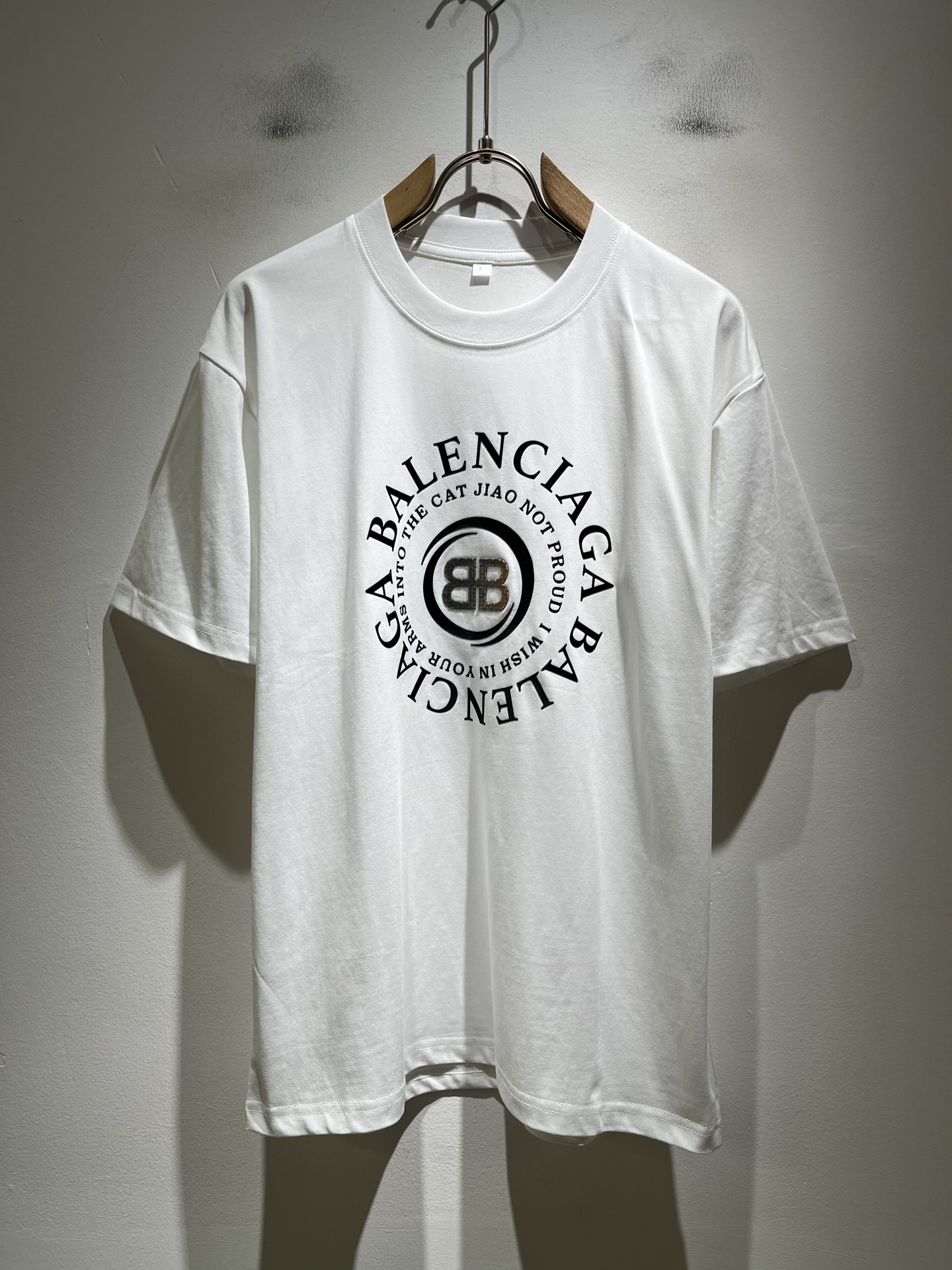 NO:832552,BALENCI*GA Paris* 2026 spring and summer new short-sleeved T-shirt for men and women!  Fashionable casual short-sleeved T-shirt with catwalk pattern print!  Design logo laminated design!  It is highly designed and selected from 260g pure cotton fabrics supplied by customers. It feels soft and skin-friendly, comfortable and breathable. The real thing will definitely make you fall in love with it!  The round neck cut with loose shoulders and dropped shoulders, non-sexist style for couples to wear together, opens up a new fashion style!  Distinguish the market version of the high-definition series!  Size M-4XL,,balenciaga,T-shirt,tees,t-shirt,19860909BALENCI*GA巴黎*家 2026春夏新款男女同款短袖T恤！走秀图案印花时尚休闲短袖T恤衫！设计logo压胶设计！极具设计精选客供260g纯棉面料,手感柔软亲肤,着身舒适透气性都无法挑剔,实物绝对会让你爱不释手！宽松小落肩的圆领版型裁剪,无性别主义的情侣混穿款式,打开全新的时装新韵味！区别市场版本高定系列！尺码M-4XL,,balenciaga,T-shirt,tees，t-shirt,,Men's clothing