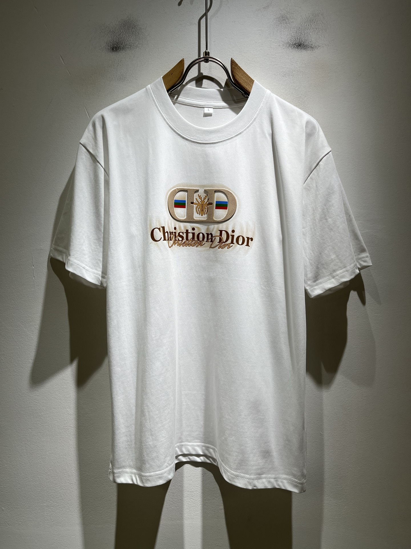 NO:832536,Dio*Dijia's new 2026 spring and summer short-sleeved T-shirts for men and women are on sale simultaneously at counters!  Customized exclusive 260g pure cotton fabric, customized original craft thread, chest logo pattern laminated craft design!  Simple and elegant, easy to match and versatile, extremely high-grade, perfectly integrated into fashion and style, it is a top-notch fashionable style that is perfect for outer wear!  The whole thing gives people a natural feeling!  The ultimate classic versatile short-sleeved T-shirt, designed with the latest three-dimensional letter logo printing elements!  The ultimate heavy work, the ultimate perfection!  Fans who pursue high quality should rush to buy it by themselves, and we sincerely invite all fans who know the goods to appreciate this model together!  !  Color Black White Size M-4XL,,dior,dior,T-shirt,tees,t-shirt,19860909Dio*迪家 2026春夏新款男女同款短袖T恤,专柜同步发售！定制专属260克纯棉面料,定制原版工艺螺纹,胸前logo图案压胶工艺设计！简约大方,从容百搭,档次极高,完美融入时尚还有风情感一款完美符合外穿的顶尖时髦气质款！整体给人浑然天成的感觉！极致经典的百搭型短袖T恤,采用最新的立体字母logo印花元素设计！极致的重工极致的完美！追求高品质的粉丝们请自行抢购,诚邀所有识货的粉丝一同鉴赏此款！！颜色黑色 白色 尺码M-4XL,,dior,dior,T-shirt,tees，t-shirt,,Men's clothing