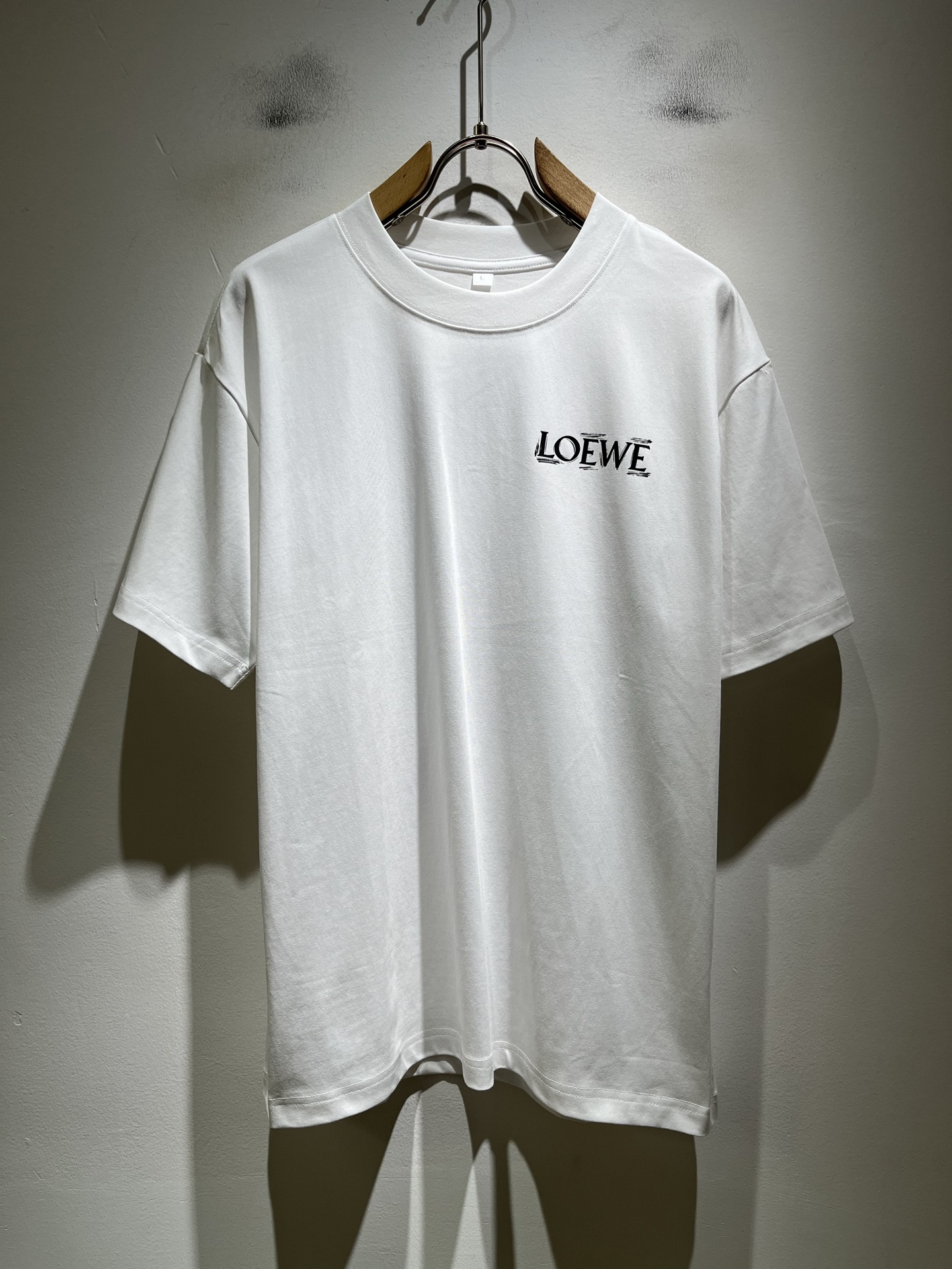 NO:832565,LOE*WE 2026 spring and summer new short-sleeved T-shirt for men and women, original Italian order channel, highly personalized and high-end style, logo pattern printing technology design!  Pure cotton short-sleeved T-shirt for couples!  !  The latest popular fashion product has arrived. It is a simple and high-end fashion item. It is a fashion product with very high-end charm and is a must-have item for fashion trends!  Italian original factory channel, special supply level order, released simultaneously by Hong Kong, Macao and Taiwan buyer stores. This model is also the latest popular product of Loewe family this year, and it is also the most classic product. Its specifications and quality are beyond doubt!  !  The selection is extremely diverse. It goes without saying that this style has that fresh and natural feeling, which highlights the brand's charm and high-end sense. The texture of this style is very good, and the weight and color that can be felt by hand are even better on the skin. It is a full wearing enjoyment!  !  Size: M-4XL,,loewe,loewe,T-shirt,tees,t-shirt,19860909LOE*WE罗*威 2026春夏新款男女同款短袖T恤,意大利原厂订单渠道,极具个性高级风,标志logo图案印花工艺设计！情侣款纯棉短袖T恤！！最新时尚潮流人气产物驾到,又是一款简约高级的时尚单品,穿搭魅力十分高级不俗的时尚产物 ,时尚潮流必备单品！意大利原厂渠道,特供级别订单,同步港澳台买手店发布,此款也是罗意威家今年的最新人气产物,也是最经典的产物,其规格跟档次更是毋庸置疑！！ 选择极具多样化,言而喻此款自然具备那种清新自然的感觉,彰显品牌魅力与高级感,此款的质感十分的到位,用手可以感知的重磅跟出彩亲肤程度更是上佳,十足的穿着享受！！尺码: M-4XL,,loewe,loewe,T-shirt,tees，t-shirt,,Men's clothing