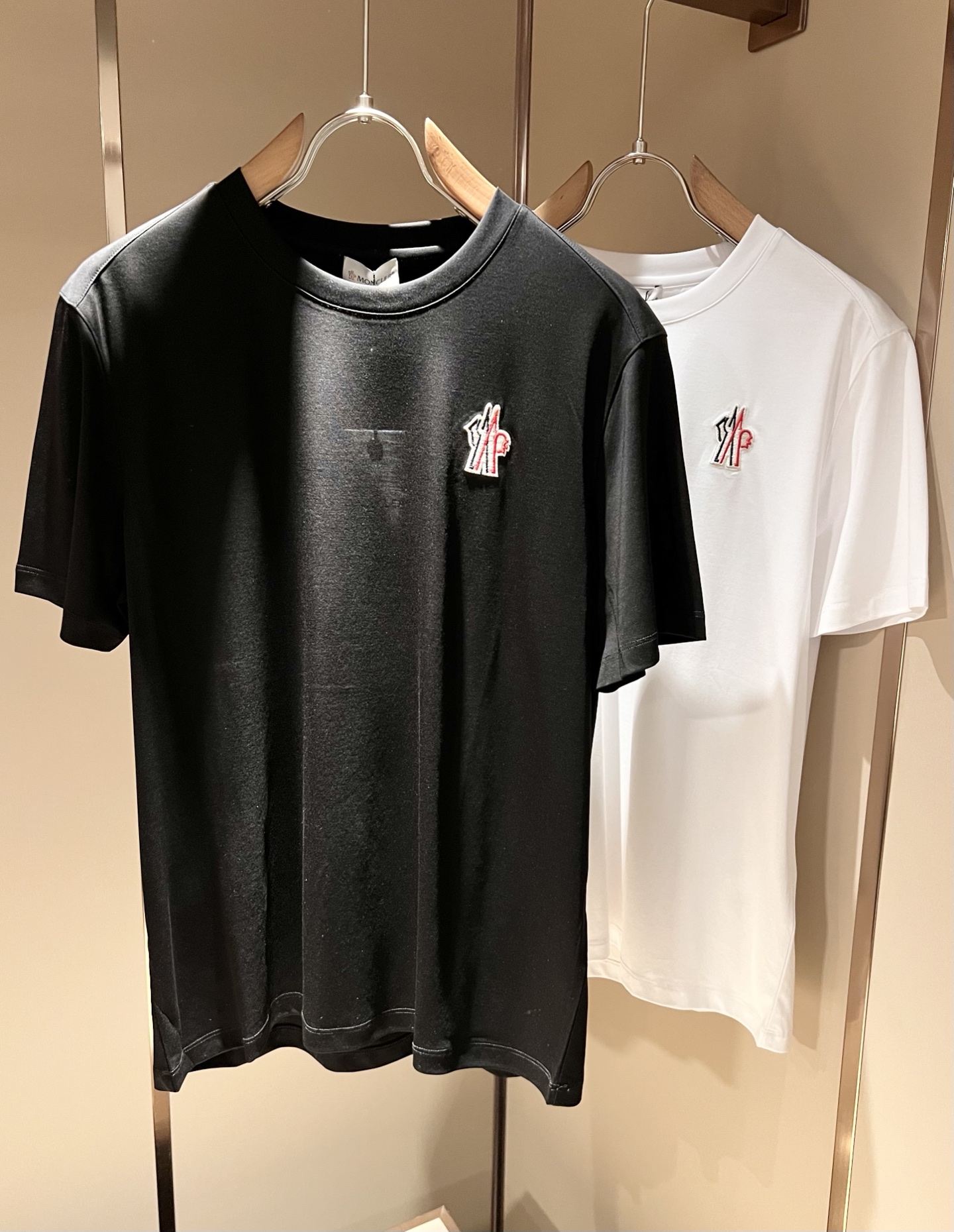 NO:834004,Moncler Mengjia's latest 2026 spring and summer trade order short-sleeved T-shirts for men and women, all in good condition!  !  Internet celebrity model!  Designed with logo embroidery!  The upper body is comfortable and breathable, not stiff, and the overall body has a rich three-dimensional sense. It is a quality export order. It is customized with exclusive mercerized cotton fabric tailoring to meet the simple needs of commuters. The upper body effect is very good, slimming, and not picky about the figure. The fabric workmanship... is impeccable. Only good craftsmanship and good fabrics can make you wear a good taste. It is a must-have item for everyone!  Size M-3XL,,T-shirt,tees,t-shirt,19860909Moncler蒙家 2026春夏最新男女同款贸易订单短袖T恤,全品相！！网红款！采用logo图案刺绣设计！上身舒适透气,不僵硬,整体有着丰富的立体感,品质出口订单,定制专属丝光棉面料剪裁,满足通勤人们对于着装的简约需求,上身效果很好,显瘦,不挑剔身材.面料做工....无可挑剔,好工艺好面料才能穿出好品味一款,人手必备单品！尺码M-3XL,,T-shirt,tees，t-shirt,,Men's clothing