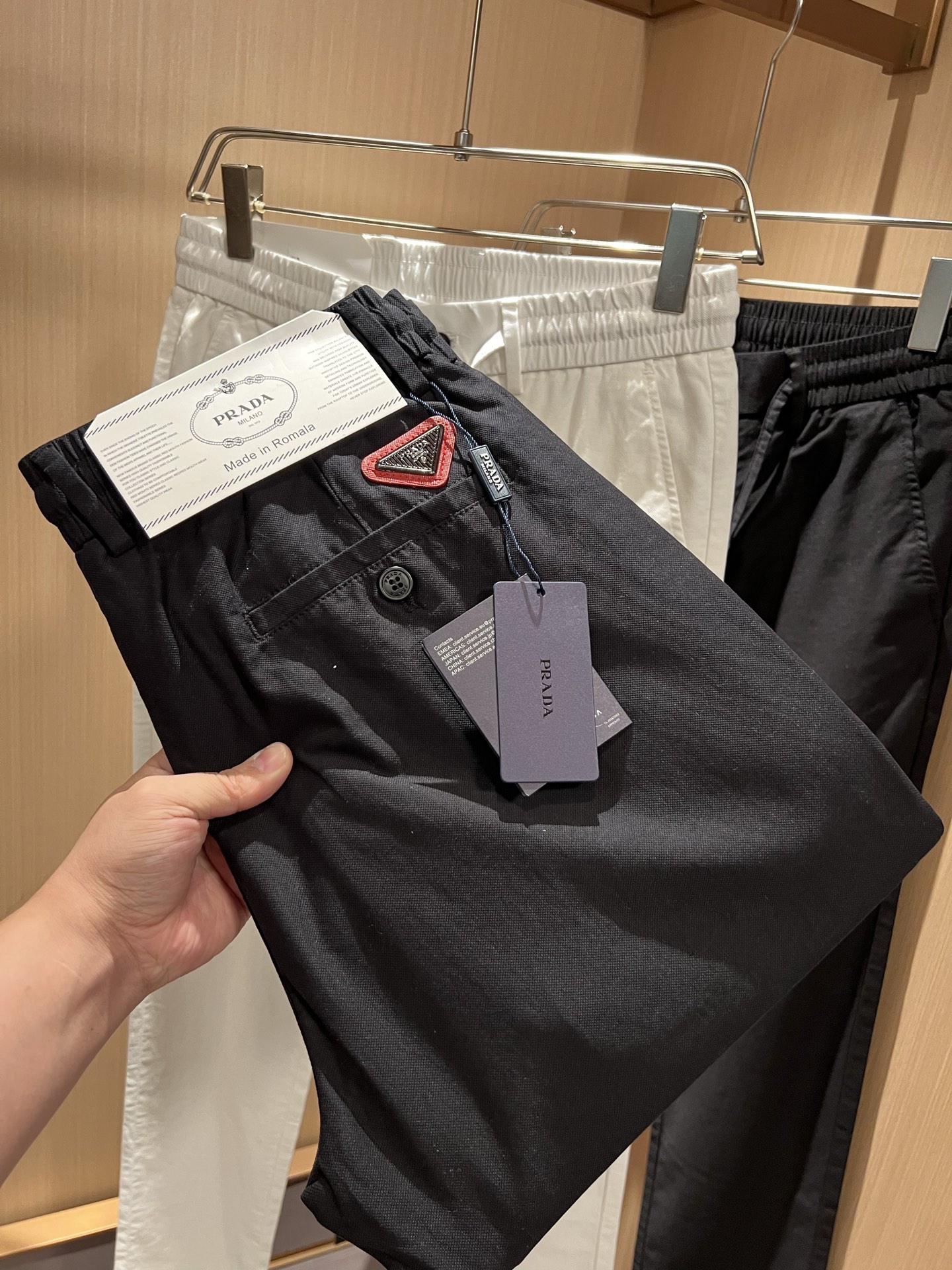 NO:833971,PRA*DA 2026 spring and summer new versatile casual pants, men's classic business casual basic trousers and trousers!  Trading company channels are rare, leading official website sales!  A pair of trousers with both design value and practical wearability. Taking into account the fashion sense at the same time, it is definitely the best item of the P family this year!  The fabric is wrinkle-resistant, light and easy to care for, feels light, silky and delicate, and has excellent breathable, moisture-absorbing and quick-drying properties. It is definitely the best choice for your spring and summer wardrobe. If you get the actual product, you will definitely have an endless desire to repurchase it!  The basic style of suit pants, with just the right cutting technology, is very tolerant to the body shape, can well modify the shape of the legs, visually makes the legs longer and straighter, and adds a lot of points to your appearance and aura!  Customized YKK metal zippers, customized original logo hardware and accessories for decoration!  The iconic classic logo hardware badge patch on the back is self-evident in its recognition and luxury, and it is low-key without losing the sense of identity!  A versatile and basic classic, it can be easily used for both business and leisure. There is no reason not to buy it!  Size 30-40 37 39,,prada,business suit,19860909PRA*DA 普*达 2026春夏新款百搭休闲裤,男士经典商务休闲基础长裤西裤！贸易公司渠道稀出,领先官网发售！设计值与实穿性均在线的一款裤装,兼顾时尚感的同时,绝对算得上是今年P家最佳单品无疑！面料抗皱轻盈好打理,手感轻薄丝滑细腻,拥有着极佳的透气吸湿速干性能,绝对是春夏衣橱中不二之选,实物到手绝对会让你有无限回购的渴望！基础的西装裤版型,恰到好处的裁剪工艺,对于身材包容性极好,能够很好的修饰腿型,在视觉上显腿长显腿直,为你的颜值与气场加分不少！客供定制YKK金属拉链,定制原版logo五金辅料修饰！后幅标志性经典标五金徽章贴饰,其辨识度与奢华感不言而喻,低调中不失身份感！百搭基础的经典,商务休闲皆可轻松应对,根本找不到不入手的理由！尺码30-40 37 39,,prada,business suit,,Men's clothing