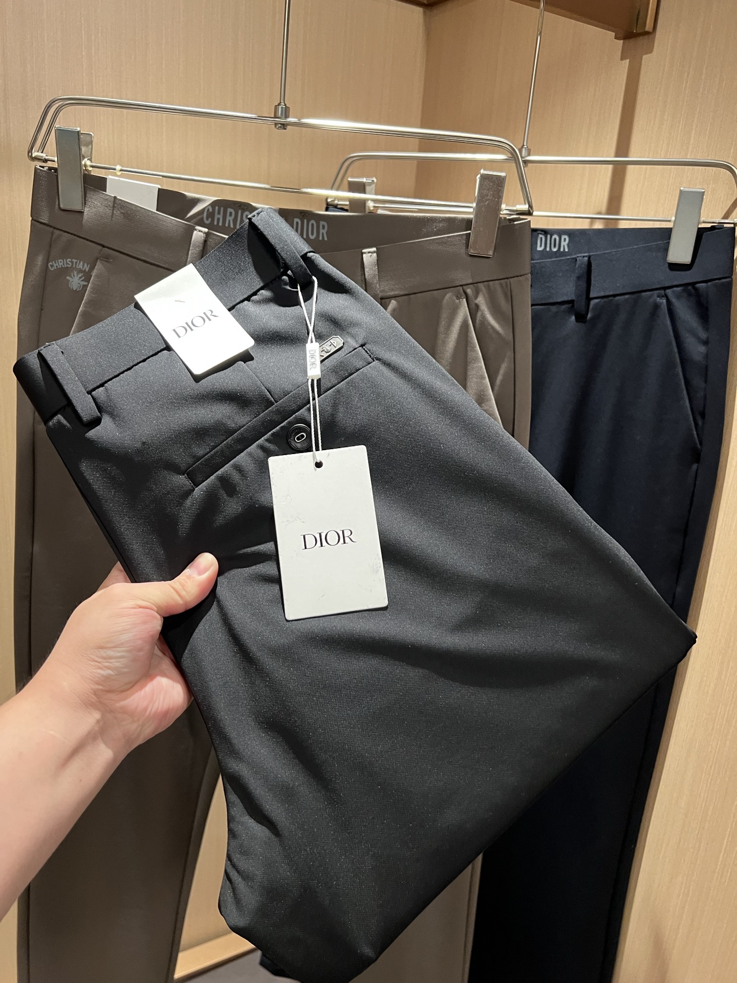 NO:833963,Dio*r Dijia 2026 spring and summer new men's casual trousers, men's classic, fashionable and versatile casual trousers! Trading company channels are rare, leading official website sales! An indispensable and versatile product in the wardrobe, it is convenient and comfortable to wear and very easy to match with fashionable styles! This casual suit The pants are made of carefully selected high-quality 95% pure cotton and 5% spandex blended materials supplied by customers. They have excellent comfort and breathability. They feel skin-friendly and comfortable to wear. You will know how high-grade the fabric is when you get the actual product. It can definitely be called an excellent product with unlimited repurchase! The hardware logo on the back pocket is the most recognizable classic element of Dior. The placket is customized with YKK metal zippers. The meticulous and smooth routing inside the trousers body is more exquisite in details. It perfectly demonstrates the excellent craftsmanship and is enough to make the quality control personnel close their eyes and take it away! The basic straight-cut version has no restrictions on the body shape. The invincible versatile colors can easily challenge any top, perfect for both business and casual styles! Sizes 30-40 37 39,,dior,dior,dior,19860909Dio*r迪家 2026春夏新款男士休闲裤,男士经典时尚百搭休闲西裤!贸易公司渠道稀出,领先官网发售!衣橱里不可或缺的百搭臻品,穿着便捷舒适又非常极易搭配时尚造型!此款休闲西裤用心甄选客供优质95纯棉,5氨纶混纺材质而成,舒适性与透气性兼优,着穿触感亲肤舒适,面料的质感有多高级,实物到手你立刻便知,绝对可以称为无限回购的绝佳臻品！后袋五金logo标识,都是迪奥家最具辦识度的经典元素,门襟客供定制YKK金属拉链,裤身内里缜密平顺的走线,细节方面更为考究,极好的彰显了出色工艺,足以让品控们闭眼收走!基础常规的直筒版型裁剪,对于体型没有限制可言,无敌的百搭配色,轻松挑战任何上装,完美兼具商务与休闲风格穿搭!尺码30-40 37 39,,dior,dior,dior,,Men's clothing