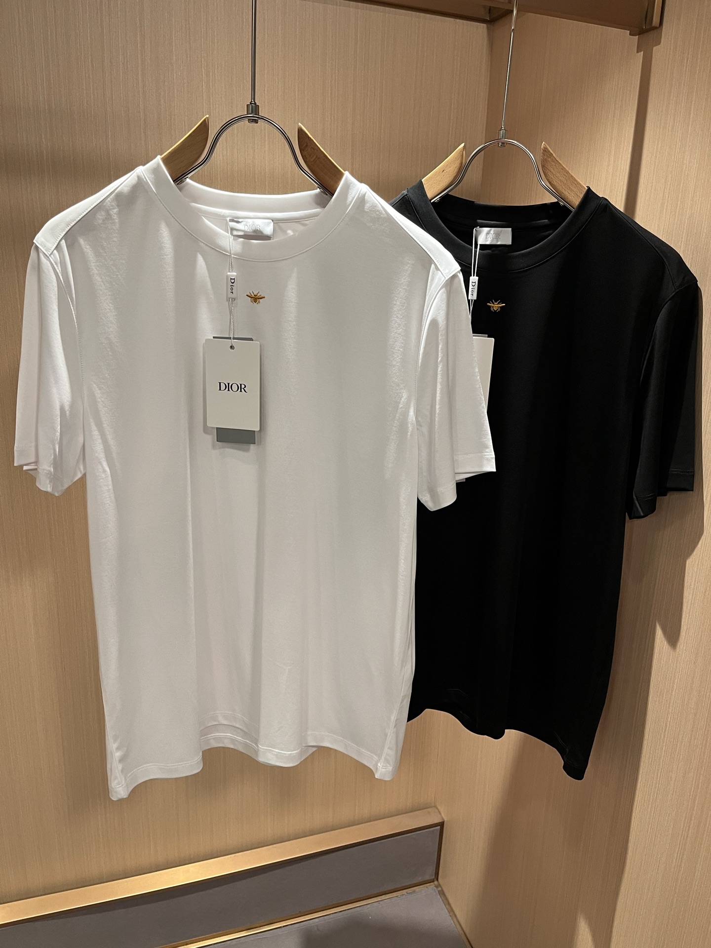 NO:833980,Dio*Dijia's new 2026 spring and summer short-sleeved T-shirts for men and women are on sale simultaneously at counters!  Customized exclusive mercerized cotton fabric, customized original craft thread, body logo pattern embroidery printing craft design!  Simple and elegant, easy to match and versatile, extremely high-grade, perfectly integrated into fashion and style, it is a top-notch fashionable style that is perfect for outer wear!  The whole thing gives people a natural feeling!  The ultimate classic and versatile short-sleeved T-shirt, designed with the latest three-dimensional letter logo embroidery printing elements!  The ultimate heavy work, the ultimate perfection!  Fans who pursue high quality should rush to buy it by themselves, and we sincerely invite all fans who know the goods to appreciate this model together!  !  Color Black White Size M-3XL,,dior,dior,T-shirt,tees,t-shirt,19860909Dio*迪家 2026春夏新款男女同款短袖T恤,专柜同步发售！定制专属丝光棉面料,定制原版工艺螺纹,衣身logo图案刺绣印花工艺设计！简约大方,从容百搭,档次极高,完美融入时尚还有风情感一款完美符合外穿的顶尖时髦气质款！整体给人浑然天成的感觉！极致经典的百搭型短袖T恤,采用最新的立体字母logo刺绣印花元素设计！极致的重工极致的完美！追求高品质的粉丝们请自行抢购,诚邀所有识货的粉丝一同鉴赏此款！！颜色黑色 白色 尺码M-3XL,,dior,dior,T-shirt,tees，t-shirt,,Men's clothing