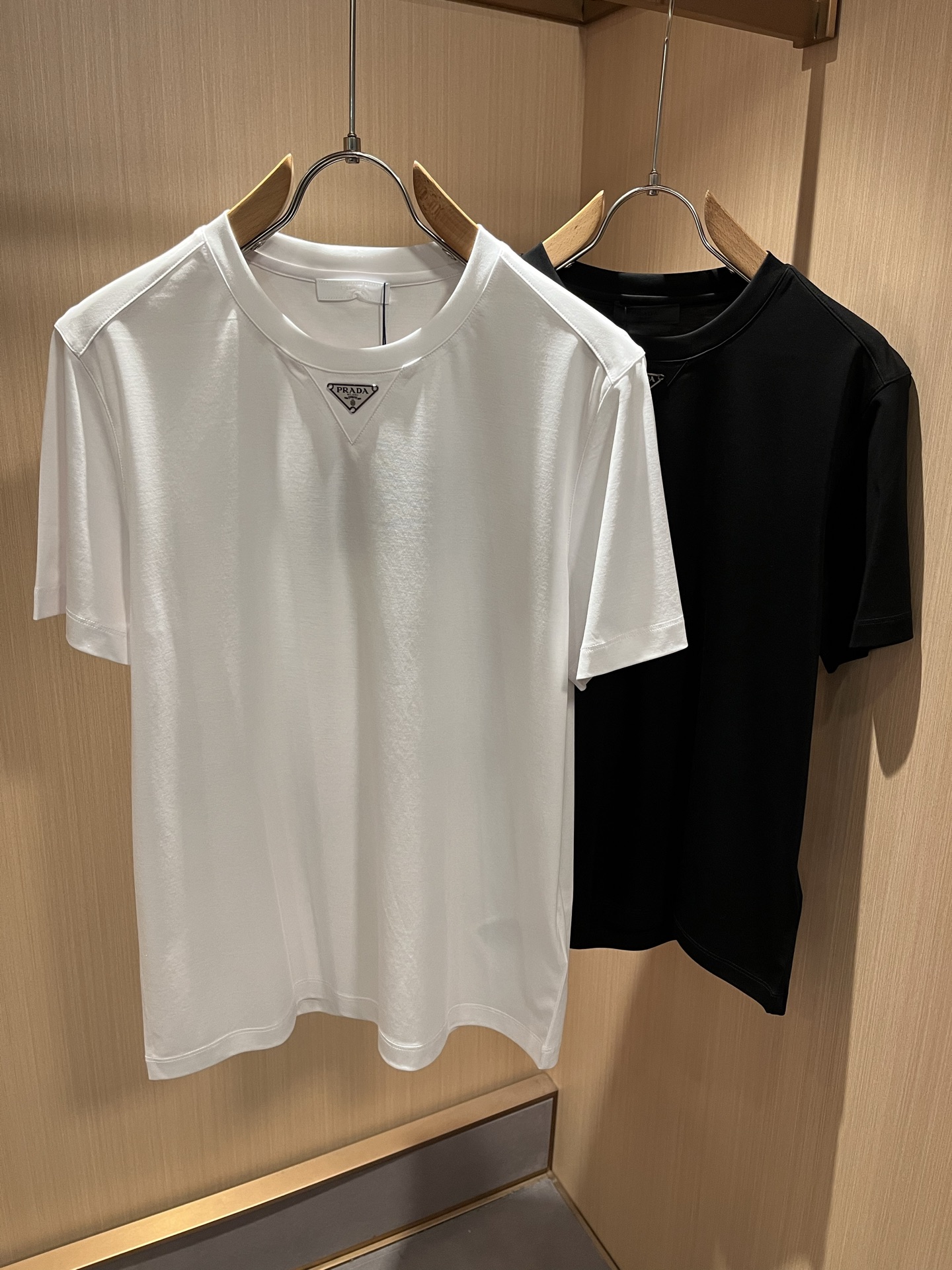 NO:833995,PRAD*A's new 2026 spring and summer short-sleeved T-shirts for men and women, the latest model is exclusively available on the entire network!  !  ~It is both classic and fashionable, who doesn’t love it? It shows the classic again, it is very eye-catching, and it has a low-luxury aura and recognition!  Pr*da's traditional brand concept and modern advanced technology are perfectly combined. Coupled with an extremely modern and simple design, Pr*da's exclusive logo pattern badge design!  Customized 100% imported mercerized cotton fabric!  The texture of this model is quite impressive. You can tell the specifications and grades at your fingertips. The level of finesse and breathability are top-notch!  Size M-3XL,,prada,T-shirt,tees,t-shirt,19860909PRAD*A普*达2026春夏新款男女同款短袖T恤,最新款全网独家首上！！~既经典有时尚百搭,谁不爱啊,将经典再次展现,非常的耐看,自带低奢光环与辨识度！Pr*da传统的品牌理念和现代化的先进技术进行了完美结合.加上极其现代摩登风范的简约设计,p家专属logo图案徽章设计！定制百分百进口丝光棉面料！此款的质感相当感人 触手便知规格档次 细腻程度与透气效果堪称顶级！尺码M-3XL,,prada,T-shirt,tees，t-shirt,,Men's clothing