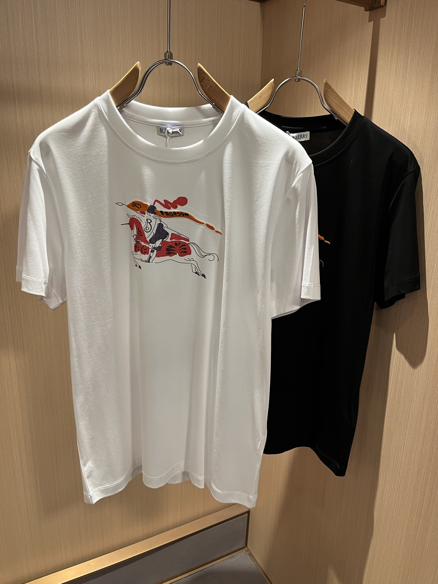 NO:833987,BURBER*Y's 2026 spring and summer new unisex short-sleeved T-shirt is here. Made of the recently popular environmentally friendly mercerized cotton fabric, it is a high-end outdoor sports and leisure series, a very hot sports trend!  BUR's latest research and development of special materials, logo and pattern laminated printing design!  The fabric is also called memory cloth, which refers to the fabric with morphological memory function. It beats all versions on the market instantly. It can only be said that it is not on the same level at all. Whether it is the material, the degree of detail restoration and the craftsmanship, it is not afraid of any challenges, just to provide everyone with wonderful products. As always, it is consistent and implemented.  A style of BUR's core concept will be tightly tied to fashion, always maintaining a perfect, simple but not simple design style, which perfectly meets your daily needs. Size: M-3XL,, burberry, T-shirt, tees, t-shirt,19860909BURBER*Y巴*莉2026春夏新品男女同款短袖T恤,重磅来袭,最近比较火热的环保丝光棉面料制作而成,高端户外运动休闲系列,非常火热运动风潮！BUR最新研发的特殊材质,标志logo图案压胶印花设计！面料也叫记忆布,是指具有形态记忆功能的面料,秒杀市面上一切版本,只能说根本就不是一个级别的存在,不管是材质还是细节还原度以及工艺制作方面,不惧任何挑战,只为给大家奉献绝妙产物一如既往,始终如一,贯彻了BUR核心理念的一个款式将与时尚紧紧的捆绑在一起,时刻保持完美,简约而不简单的的设计风格,完美的满足了你日常所需要的穿搭.尺码:M-3XL,,burberry,T-shirt,tees，t-shirt,,Men's clothing