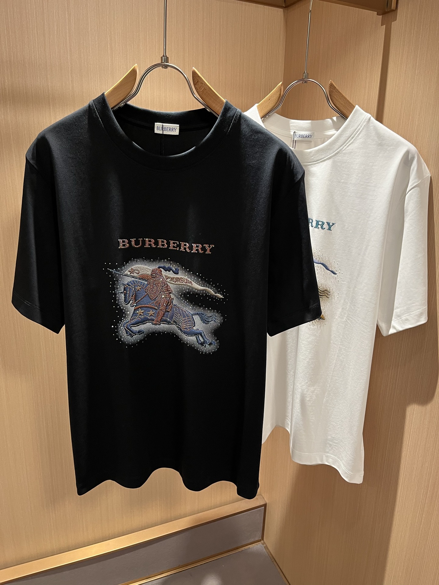 NO:834003,BURBER*Y's 2026 spring and summer new unisex short-sleeved T-shirt is a big hit. It is made of the recently popular environmentally friendly pure cotton fabric. It is a high-end outdoor sports and leisure series. It is a very hot sports trend!  The latest special material developed by BUR, the logo pattern is laminated with hot diamond design!  The fabric is also called memory cloth, which refers to the fabric with morphological memory function. It beats all versions on the market instantly. It can only be said that it is not on the same level at all. Whether it is the material, the degree of detail restoration and the craftsmanship, it is not afraid of any challenges, just to provide everyone with wonderful products. As always, it is consistent and implemented.  A style of BUR's core concept will be tightly tied to fashion, always maintaining a perfect, simple but not simple design style, which perfectly meets your daily needs. Size: M-3XL,, burberry, T-shirt, tees, t-shirt,19860909BURBER*Y巴*莉2026春夏新品男女同款短袖T恤,重磅来袭,最近比较火热的环保纯棉面料制作而成,高端户外运动休闲系列,非常火热运动风潮！BUR最新研发的特殊材质,标志logo图案压胶烫钻设计！面料也叫记忆布,是指具有形态记忆功能的面料,秒杀市面上一切版本,只能说根本就不是一个级别的存在,不管是材质还是细节还原度以及工艺制作方面,不惧任何挑战,只为给大家奉献绝妙产物一如既往,始终如一,贯彻了BUR核心理念的一个款式将与时尚紧紧的捆绑在一起,时刻保持完美,简约而不简单的的设计风格,完美的满足了你日常所需要的穿搭.尺码:M-3XL,,burberry,T-shirt,tees，t-shirt,,Men's clothing