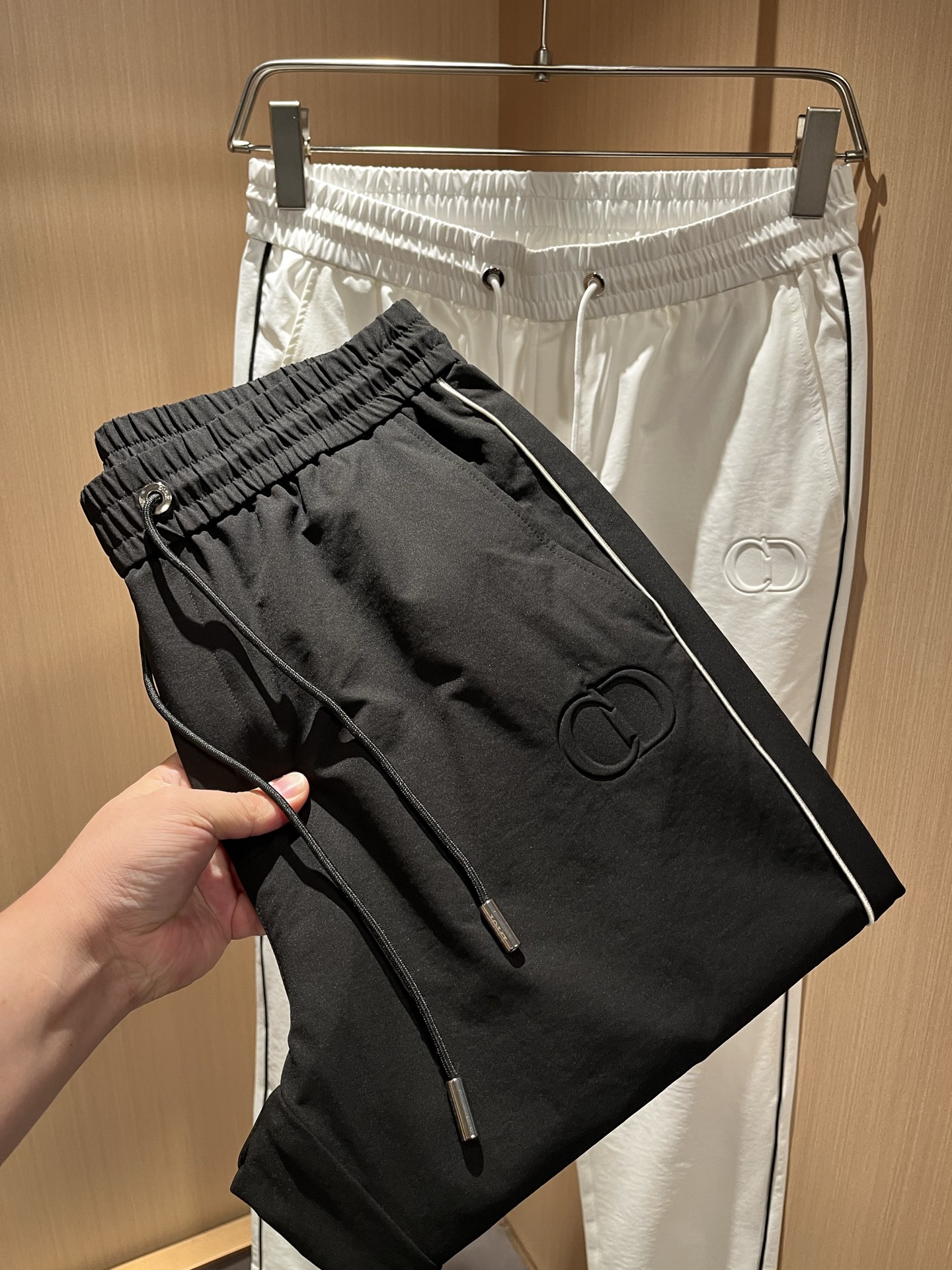 NO:835503,Dior's new 2026 spring and summer men's casual trousers, a high-end quality choice... A versatile trousers with elastic waist and drawstring that are both casual and casual. It is also an indispensable matching artifact in men's wardrobe. It is a classic style that is practical to wear!  The design style of the entire pair of casual pants is simple and fashionable, which is very consistent with the low-luxury style setting. It has excellent skin-friendly value, is easy to wear, and has a detailed logo laminated design!  This trousers is made of high-quality pure cotton fabric. The fabric is comfortable, soft and delicate to the touch, has a good vertical feel, and has a bright and clear texture on the surface. It looks very textured and full of fine and high-end charm. It has first-class and exquisite straight-leg tailoring, with meticulous and smooth routing. It is a trousers that looks good in any casual style. If you like it, hurry up and get it, good products don’t wait for others!  Size M-3XL,,dior,dior,19860909Dior 迪奥 2026春夏新款男士休闲裤,高端品质之选……一款松紧腰抽绳休闲兼备的百搭裤装,也是男士衣橱里不可缺少的搭配神器,属于实穿型的经典款式！整条休闲裤的设计风格简洁时尚,非常符合低奢的风格设定,亲肤值优越,穿着方便,细节感十足logo压胶设计！此款裤装采用优质纯棉面料打造而成,面料舒服,手感柔软细腻,有着很好的垂直感,表面亮泽清晰的纹理,看上去非常有质感,细品高级韵味十足.一流精湛的直筒版型裁剪,走线细致平顺工整,休闲随意怎么搭配都好看的裤装,喜欢的赶紧入手吧,好货可不等人！尺码M-3XL,,dior,dior,,Men's clothing