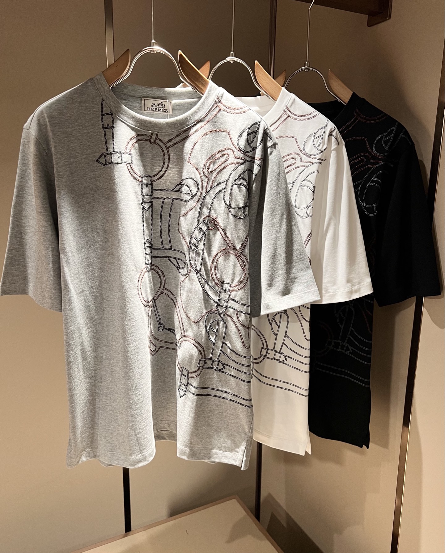 NO:834020,Her*mes 2026 spring and summer new men's short-sleeved T-shirt, a newly upgraded and versatile basic style, low-key luxury, the choice of quality!  Select high-quality selected pure cotton fabrics!  It is made to enjoy a relaxed and comfortable wearing experience, with super vertical performance. It has a strong artistic sense and iconic logo embroidery design. The craftsmanship is meticulous and highly recognizable, showing a new brand micro-label culture!  Classic and perfect design, precise cutting. Simple and elegant style, but also able to show fashionable charm in daily leisure life. Sizes M-3XL,, T-shirt, tees, t-shirt,19860909Her*mes爱*仕2026春夏新款男士短袖T恤,全新升级百搭基础款,低调奢华,品格之选！甄选优质精选纯棉面料！打造而成,享受轻松自在的穿着体验,有着超强的垂直性能 艺术感极强标志性logo刺绣工艺设计,工艺细致,辨识度极高,展现全新品牌微标文化！经典完美版型设计,在裁剪上精准到位.简约大气风格,又能在日常休闲生活中展现时尚魅力.尺码M-3XL,,T-shirt,tees，t-shirt,,Men's clothing