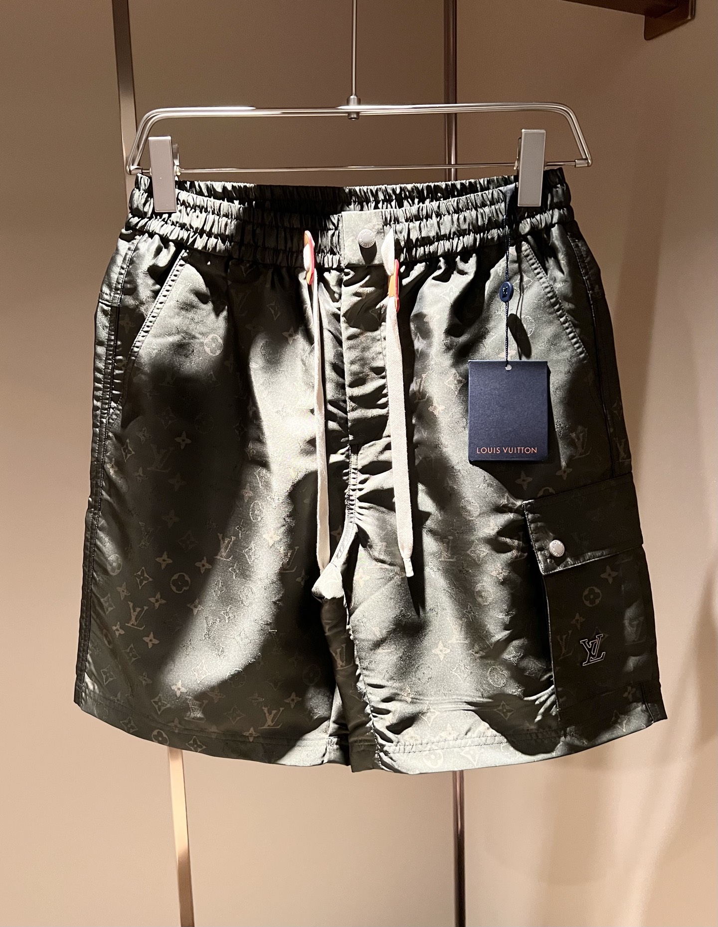 NO:833988,Louis Vuit*on 2026 spring and summer new style light luxury Monogram three-dimensional jacquard craft casual shorts for men and women, full of fashion for home and outdoor wear!  The new high-end of the Louis family, the details and quality are always so flawless, and the creative designs are endless. If you don't buy a few pieces of Louis this spring and summer, you can't be considered a fashionista. The Monogram pattern print is unparalleled, interpreting Louis' iconic elements, and it is really something that everyone loves. The top-quality blended combed cotton creates a three-dimensional effect!  It is super soft and tough, and has excellent breathability. It comes from world-class trading OEM channels, and the quantity is extremely rare and sold out. It is a presbyopic item that 'Donkey Brand' releases every year, with a concave and convex three-dimensional logo pattern design!  It presents an unusual texture and is clean and neat. This is the Louis family's special skill and the latest craftsmanship of this season. The level of detail has reached the top, and the loose three-dimensional tailoring design is a unique one. It is a fusion of luxury and fashion!  Size: M-3XL,,louis vuitton,louis vuitton,louis vuitton,shorts,19860909Louis Vuit*on 路易*登 2026春夏新款轻奢Monogram立体提花工艺男女同款休闲短裤,居家外穿都是时尚满满！路易家族的新高端,细节品质永远的那么完美无瑕,创意设计层出不穷.今年春夏季节没有入手几件路易你算不上时尚达人.Monogram图案印花图案无与伦比,诠释路易的标志性元素,实属人见人爱的东西.顶级混纺精梳棉打造具有立体感！超级柔软且具有韧性,透气感也是绝佳.来自世界级贸易级别的代工厂渠道,数量极其稀少售完无补.“驴牌”每年都会出的老花单品,凹凸有致的立体logo图案设计！呈现不一般的质感,干净俐落.这是路易家族的看家绝活也是本季度的最新工艺.细致化程度已经达到顶端了,宽松立体剪裁的版型设计堪称一绝.属于奢华与时尚的融合！尺码:M-3XL,,louis vuitton,louis vuitton,louis vuitton,shorts,,Men's clothing