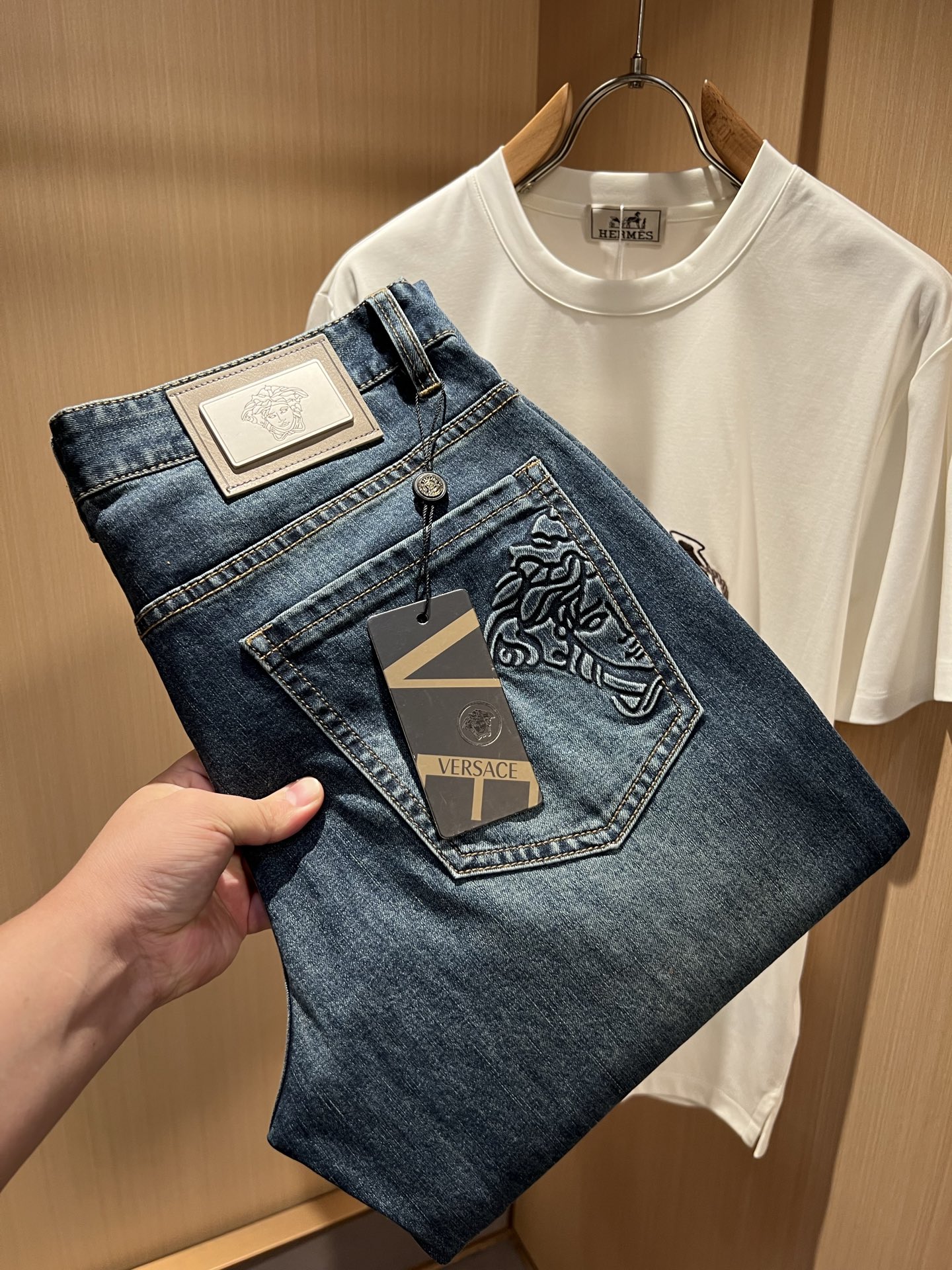NO:835523,Versa*e Fan*zhe 2026 spring and summer new classic men's casual jeans, produced by OEM, exported to European and American orders, and will be released simultaneously in the official counter in 2025!  !  Turkish denim supplied by customers, soft texture, comfortable to wear, the fabric has been washed and polished by heavy industry, showing personality and more fashionable. Medusa head logo waistband design!  Pocket brand logo embroidery design!  Show your individual and uninhibited modern attitude. Highlight the brand’s recognition!  The details are perfect, the small straight leg, the natural slim fit, the upper body effect is particularly good, a really difficult pair of jeans!  !  Size 30-40,,versace,jeans,19860909Versa*e范*哲 2026春夏新款经典男士休闲牛仔裤、代工厂出品,出口欧美订单,2025官柜同步发售！！客供土耳其牛仔布、质地柔软、穿着舒适,面料经重工洗水打磨、呈现个性更时尚.美杜莎头像logo腰牌设计！口袋品牌logo刺绣设计！彰显个性不羁的摩登态度.突出品牌的辨识度！细节做工完美,小直筒、自然修身版型,上身效果特别棒,真正难的一款牛仔裤！！尺码30-40,,versace,jeans,,Men's clothing