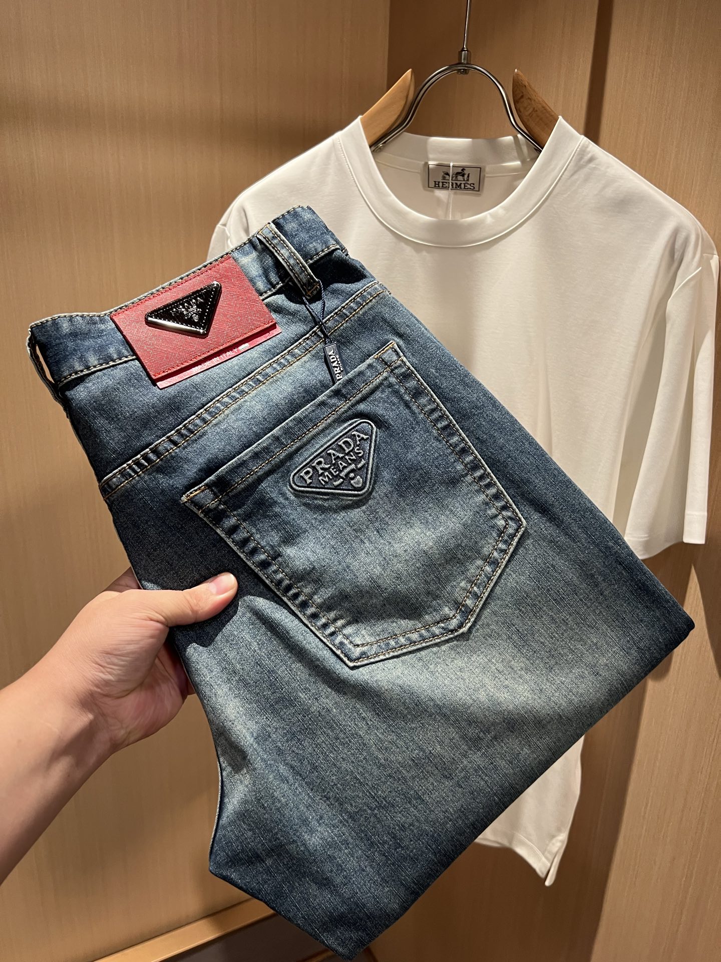 NO:835519,PRA*DA Prada 2026 spring and summer new products are on sale!  High-end denim is versatile and pragmatic without being sensational!  Limited edition for Hong Kong, Macao and Taiwan!  !  Three-dimensional cutting pure cotton material!  Undertaken by a Taiwanese foreign trade company, the exquisite and delicate materials seem to be Prada’s patented high-quality customized original hardware logo design!  Not only the materials, colors and styles are carefully crafted, but the life philosophy behind the design coincides with the dual mentality of modern people pursuing practicality and fashionable beauty. Achieving a perfect balance between function and aesthetics is not only a display of fashion trends, but also the ultimate in modern aesthetics.19860909PRA*DA 普拉达 2026春夏新品发售！牛仔高级百搭实用主义不哗众取宠！港澳台地区限定款！！立体裁剪纯棉材质！台湾外贸公司承接、材质精致细腻似乎是普拉达专利品质上乘 定制原版五金logo设计！不仅在材料、颜色与款式工夫,设计背后的生活哲学正巧契合现代人追求切身实用与流行美观的双重心态,在机能与美学之间取得完美平衡,不但是时尚潮流的展现,更是现代美学的极致.P的视野并没有局限时尚品牌核心价值中不可或缺的组成部分、的另一种选择替代风格成熟、尺码29-40,,prada,prada,,Men's clothing