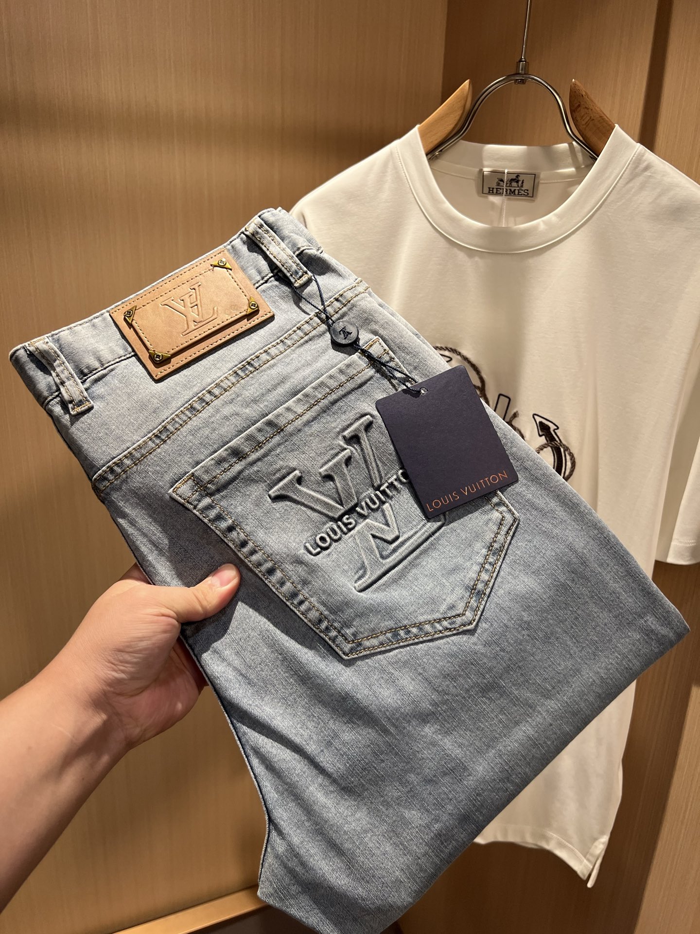 NO:835515,Louis Vuitto* Louis*den 2026 new spring and summer men's classic washed small straight denim trousers. Excellent upper body performance, versatile choice, great value for money to share!  !  As a classic combination of men's simple elements, the Luyu Louis classic jeans series has always been a legendary item in the industry and an enduring item. Many men with senior financial strength are guests of the Louis family. Countless big shots have performed it. There is a saying in the fashion circle. It is made of top-quality denim denim fabrics. After being treated with high-end washing technology, it has a sense of class and luxury. Nameplate waist plate hardware logo accessories design!  The fabric is extremely comfortable for the upper body and gives people a full of trendy and fashionable atmosphere. It interprets luxury and trendiness to the extreme. The classic, exquisite and precise straight-cut design has a thickness that can be used across all seasons and is a must-have item!  Size 30 -40,,louis vuitton,louis vuitton,19860909Louis Vuitto*路易*登2026春夏新款男士经典水洗小直筒牛仔长裤.绝佳的上身性能,百搭之选,超值性价比分享！！作为男生简约元素经典搭配,路遇路易经典仔裤系列,这个一直是业内的传奇单品,也是经久不衰的单品,很多具有资深经济实力的男人都是路易家族的座上客,无数的大佬都曾演绎过,时尚圈更是流传这么一句话,顶级丹宁牛仔面料打造而成,经高端水洗工艺处理后,极具档次与奢华感.铭牌腰牌五金logo辅料设计！面料极好上身舒适,给人满满的潮流时髦气息,将奢华与潮流感演绎到了极致,经典精湛精准的直筒版型裁剪设计,厚度更是能横跨四季必入好款！ 尺码30 -40,,louis vuitton,louis vuitton,,Men's clothing