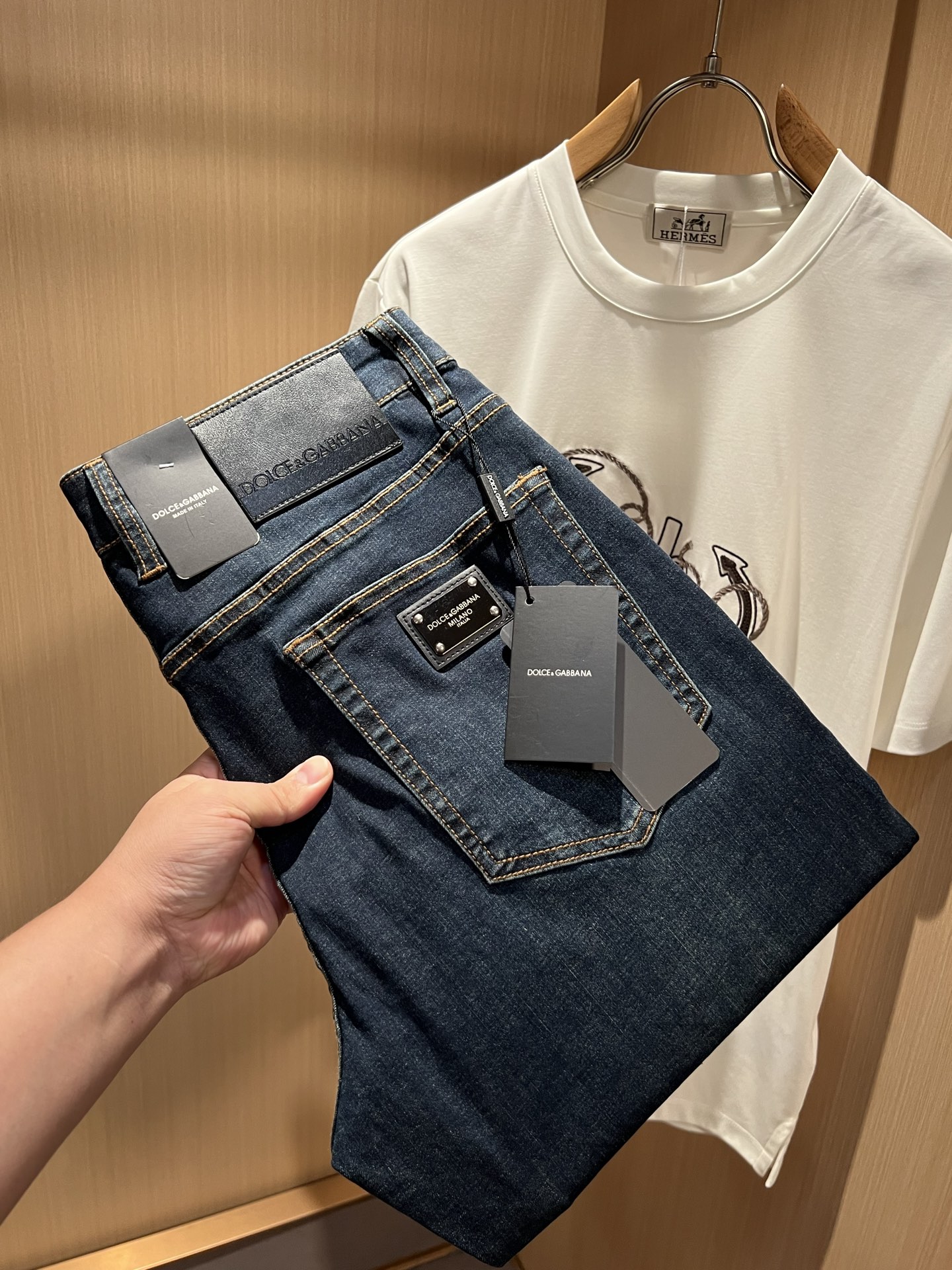 Dolce &  杜嘉*纳 2026春夏新品牛仔裤，水洗处理自然不易变形脱色、立体剪裁完美塑形面料质舒适