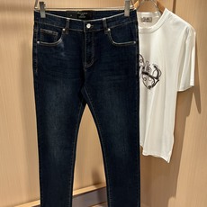 Dolce & 杜嘉*纳 2026春夏新品牛仔裤,水洗处理自然不易变形脱色、立体剪裁完美塑形面料质舒适 Dolce & 杜嘉*纳 2026春夏新品牛仔裤,水洗处理自然不易变形脱色、立体剪裁完美塑形面料质舒适
