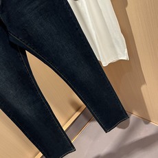 Dolce & 杜嘉*纳 2026春夏新品牛仔裤,水洗处理自然不易变形脱色、立体剪裁完美塑形面料质舒适 Dolce & 杜嘉*纳 2026春夏新品牛仔裤,水洗处理自然不易变形脱色、立体剪裁完美塑形面料质舒适