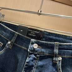Dolce & 杜嘉*纳 2026春夏新品牛仔裤,水洗处理自然不易变形脱色、立体剪裁完美塑形面料质舒适 Dolce & 杜嘉*纳 2026春夏新品牛仔裤,水洗处理自然不易变形脱色、立体剪裁完美塑形面料质舒适