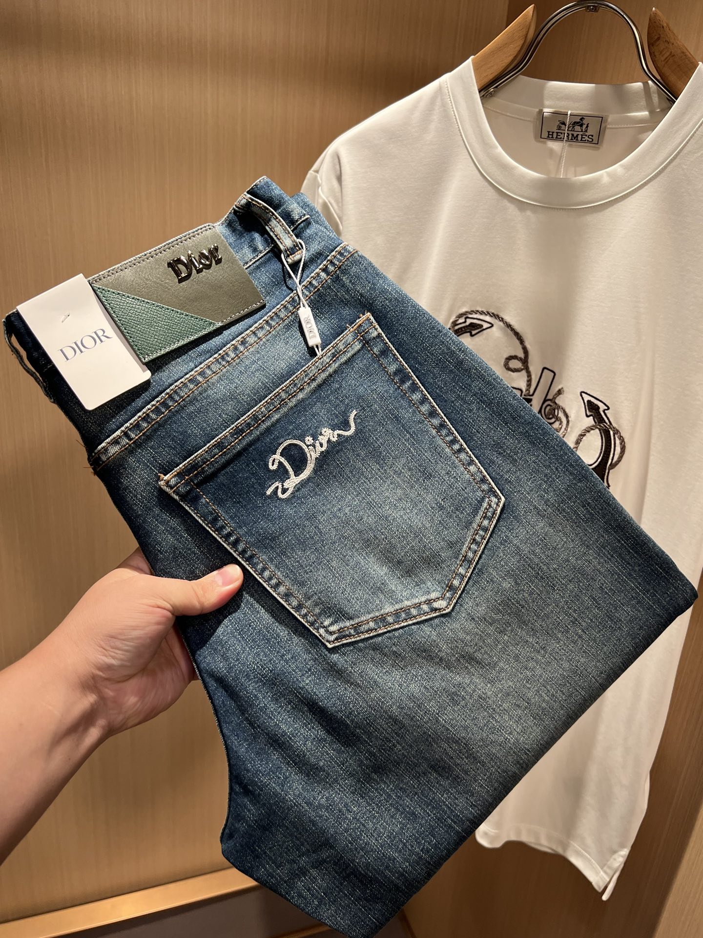 NO:835511,Dio*r 2026 spring and summer men's washed small straight jeans!  The trading company sells great products, looks great, is the all-match trousers king in the fashion world, has high-frequency dressing demonstrations in European and American street photography, and has a leather waistband logo design!  And it is a must-have item for luxury brands every season!  Very pure and minimalist design tone!  Adhering to the consistent fashion proposition of the D family, it is quite eye-catching. It not only demonstrates the ingenuity and craftsmanship, but also effectively flaunts the brand identity!  Custom-made denim fabrics are supplied from Italy. The texture is unparalleled and full of charm. The silhouette is perfectly tailored and has excellent butt-lifting and slimming effect. It can be matched with any top in the wardrobe. It has wide compatibility, is both casual and casual, and has a full upper body shape. It is an invincible fashionable and versatile item!  Size 29 -40,,dior,dior,dior,jeans,19860909Dio*r 迪家 2026春夏男士水洗小直筒牛仔裤！贸易公司渠道牛货,品相超赞,时尚圈万能的百搭裤王,欧美街拍中高频穿搭示范,皮革腰牌logo设计！且是奢侈品牌每季必出的单品！非常纯粹极简的设计基调！秉承了D家一贯的时尚主张,颇具看点,即彰显了匠心工艺又有力的标榜了品牌身份！客供意大利定制丹宁面料,质感无敌赞,颇具韵味,版型剪裁完美,提臀修身显瘦效果极佳,可横扫衣橱任何的上装搭配,兼容性广泛,休闲兼备,上身型款十足,无敌的时髦百搭神品！尺码29 -40,,dior,dior,dior,jeans,,Men's clothing