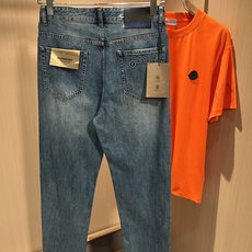BURBER*Y巴*莉 2026春夏新品男士高端休闲百搭牛仔裤!对于BUR粉丝来说,这样大气的经典设计足 BURBER*Y巴*莉 2026春夏新品男士高端休闲百搭牛仔裤!对于BUR粉丝来说,这样大气的经典设计足