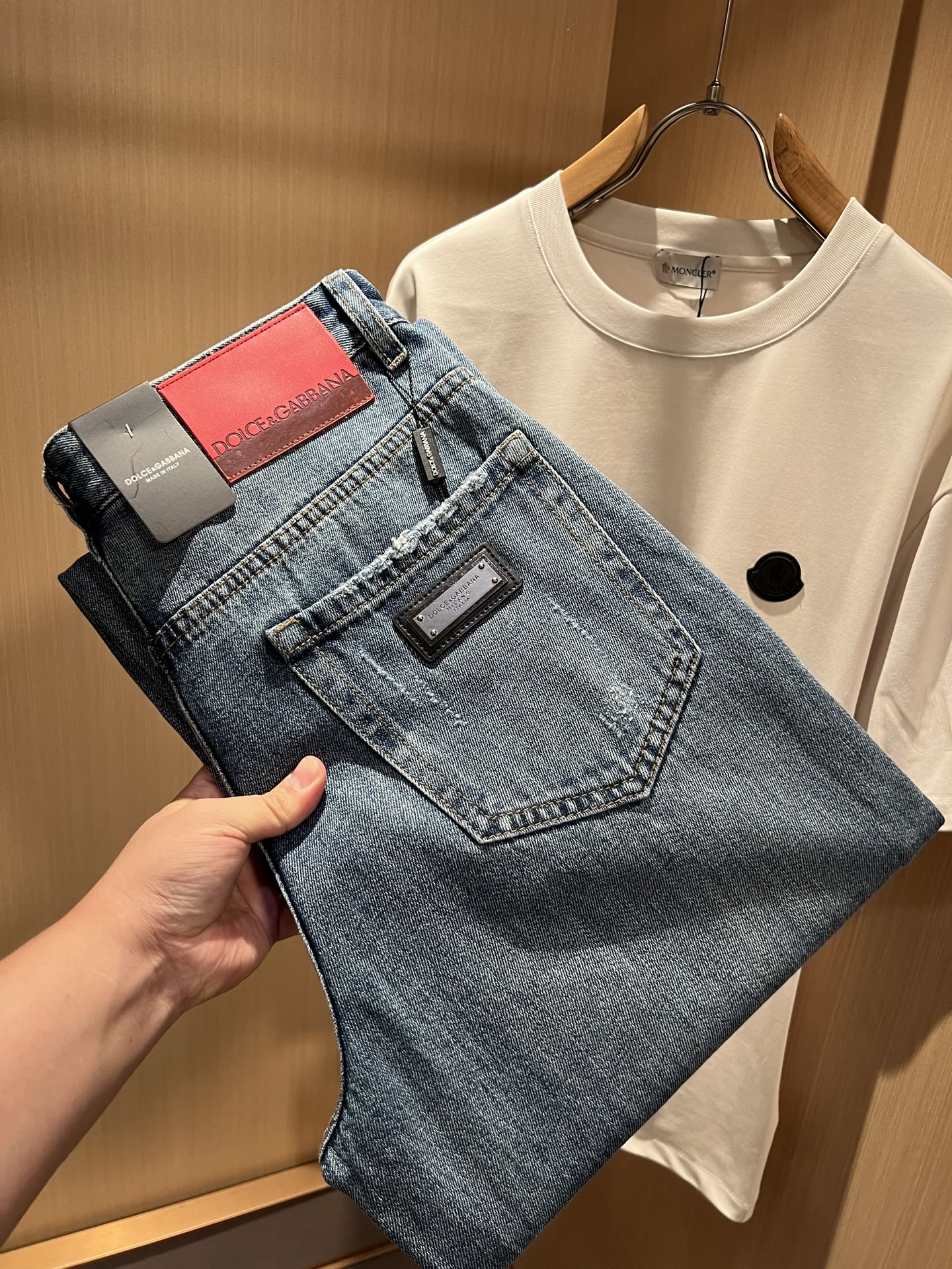 Dolce &  杜嘉*纳 2026春夏新品牛仔裤，水洗处理自然不易变形脱色、立体剪裁完美塑形面料质舒适