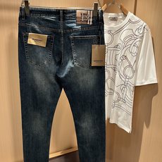 BURBER*Y巴*莉 2026春夏新品男士高端休闲百搭牛仔裤!对于BUR粉丝来说,这样大气的经典设计足 BURBER*Y巴*莉 2026春夏新品男士高端休闲百搭牛仔裤!对于BUR粉丝来说,这样大气的经典设计足