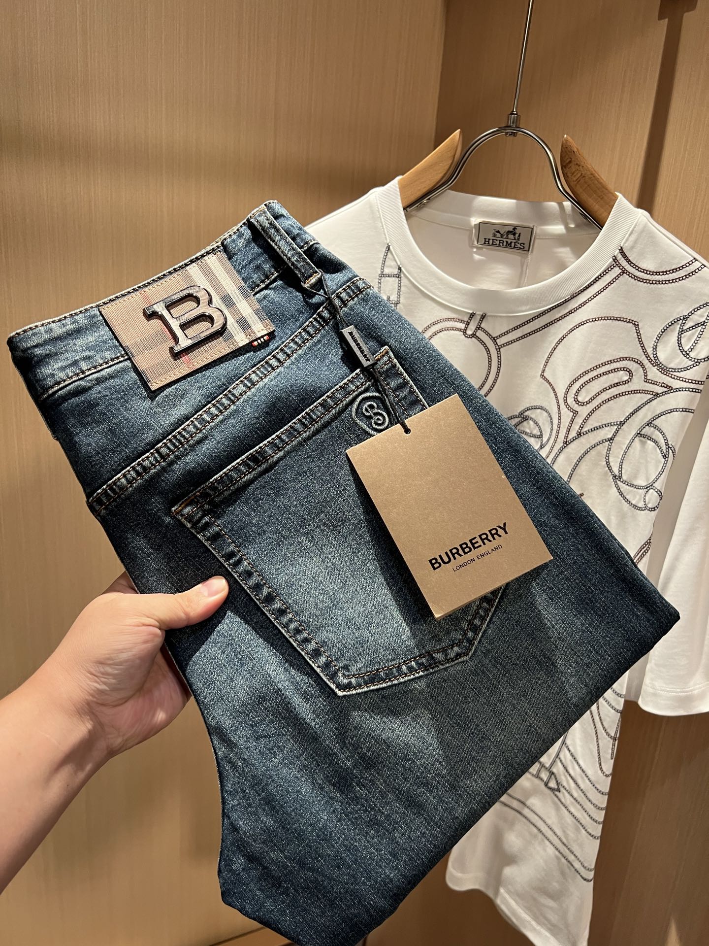 NO:836945,BURBER*Y 2026 spring and summer new men's high-end casual and versatile jeans!  For BUR fans, such an elegant classic design is enough to attract attention at a glance. It is the most handsome series among all BUR jeans this year. I only need to take a look to know that this will definitely be a sensational hit and popular all over the Internet. It is made of classic slim-fitting three-dimensional tailoring and is equipped with the latest logo pattern waistband design!  A very representative waist brand modification!  It simply and easily demonstrates the charm of the brand, and naturally presents specifications, grades, fashion and trendy effects. It has perfect matching performance and can easily wear with a sense of luxury and high-end effects!  Made of top quality imported Japanese washed denim cotton, it is very comfortable, breathable and has a natural drape, making it suitable for all year round wear!  !  This style of jeans is made with a three-dimensional cut and a small straight fit. Its single-matching magic and practical wearability are understandable. Whether you are wearing it for daily wear or appearing on the high street, it is the best choice. It is super charming!  It also demonstrates the authentic original flavor of BUR, and also perfectly demonstrates its specifications and rank!  Obviously, this is a great product that you must buy. Whether you are a fan of BUR or not, you must buy this product. It is a highly recommended product!  Size 29-40,,burberry,jeans,19860909BURBER*Y巴*莉 2026春夏新品男士高端休闲百搭牛仔裤！对于BUR粉丝来说,这样大气的经典设计足矣一眼种草,是今年BUR所有牛仔裤当中最帅的一个系列,我只需要看一眼就知道,这绝对会是一个引起轰动的爆款,而且全网风靡,经典的修身立体剪裁版型打造,配置了最新的logo图案腰牌工艺设计！极具代表性腰牌修饰！简单轻松的彰显出品牌魅力所在,自然而然的呈现规格,档次,时髦以及新潮效果,搭配性能满分,轻松穿出高级感与高端效果！顶级的进口日本洗水牛仔棉质打造,并舒适透气感满分,且垂感自然,适合一年四季的穿搭所需！！此款牛仔裤采用了立体裁剪小直筒版型打造,其单配魔力与实穿性是无可厚非的,不管你是日常穿搭还是高街出镜都是不二之选,超具魅力！更是彰显了地地道道的的BUR原味,同时也是完美的展现了其规格和段位所在！很显然,这是一款绝对要收的重磅好货,不管你是不是BUR的粉丝,此款你都必须要收,极力推荐的好货！尺码29-40,,burberry,jeans,,Men's clothing