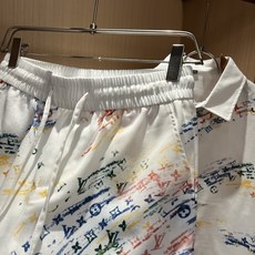 LouisVuitt*路易*登 2026春夏全新系列棉麻套装上线,非常时髦前卫的一款男女同款休闲套装,标 LouisVuitt*路易*登 2026春夏全新系列棉麻套装上线,非常时髦前卫的一款男女同款休闲套装,标