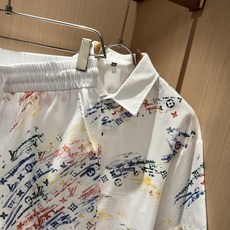 LouisVuitt*路易*登 2026春夏全新系列棉麻套装上线,非常时髦前卫的一款男女同款休闲套装,标 LouisVuitt*路易*登 2026春夏全新系列棉麻套装上线,非常时髦前卫的一款男女同款休闲套装,标