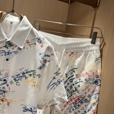 LouisVuitt*路易*登 2026春夏全新系列棉麻套装上线,非常时髦前卫的一款男女同款休闲套装,标 LouisVuitt*路易*登 2026春夏全新系列棉麻套装上线,非常时髦前卫的一款男女同款休闲套装,标