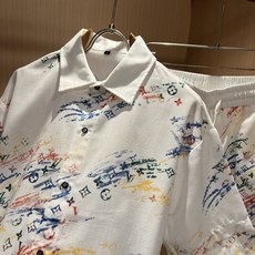 LouisVuitt*路易*登 2026春夏全新系列棉麻套装上线,非常时髦前卫的一款男女同款休闲套装,标 LouisVuitt*路易*登 2026春夏全新系列棉麻套装上线,非常时髦前卫的一款男女同款休闲套装,标
