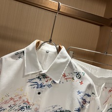 LouisVuitt*路易*登 2026春夏全新系列棉麻套装上线,非常时髦前卫的一款男女同款休闲套装,标 LouisVuitt*路易*登 2026春夏全新系列棉麻套装上线,非常时髦前卫的一款男女同款休闲套装,标