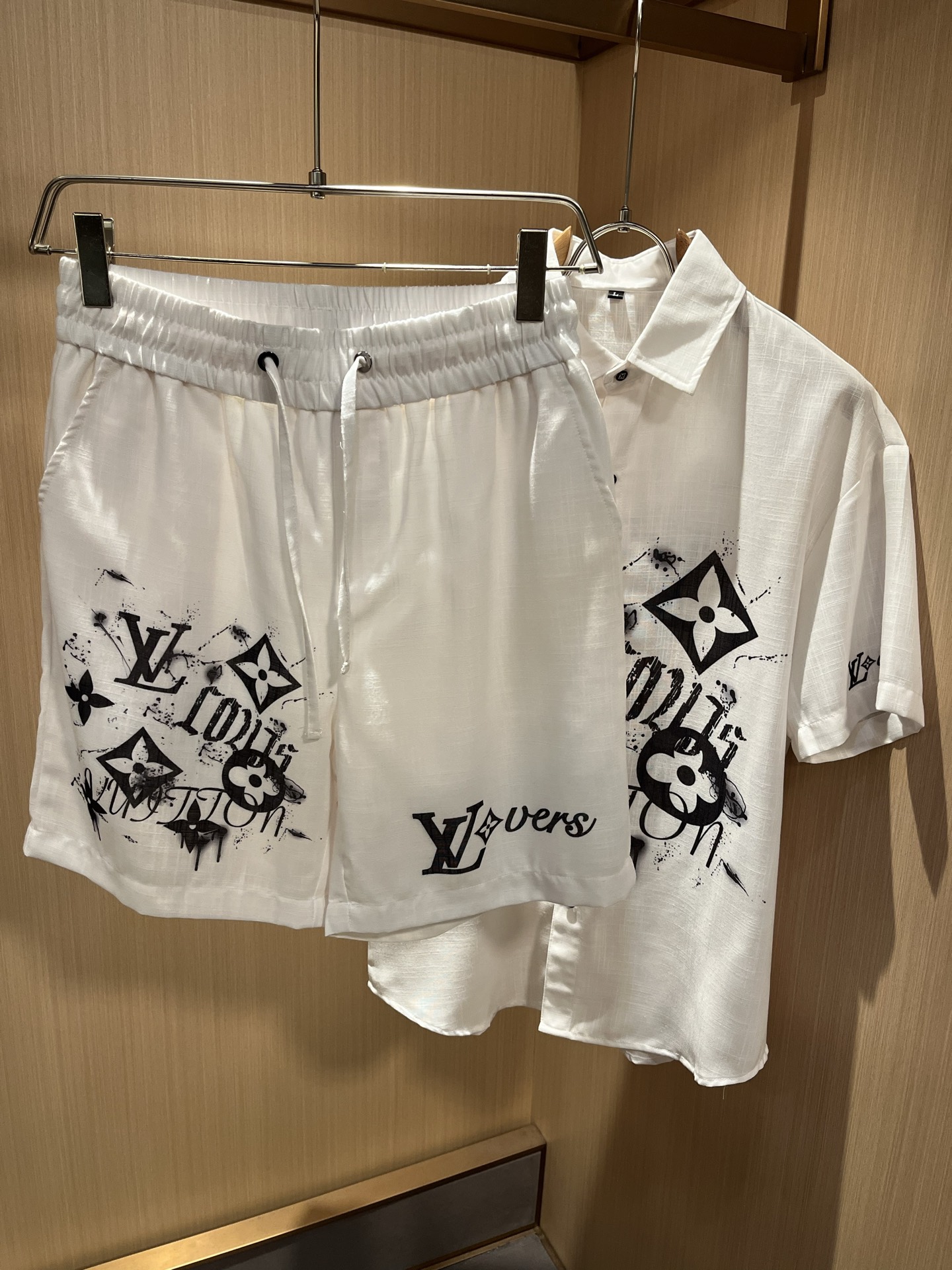 LouisVuitt*路易*登 2026春夏全新系列棉麻套装上线，非常时髦前卫的一款男女同款休闲套装，标