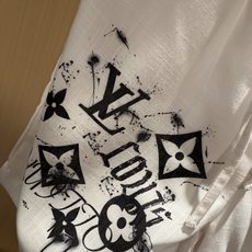 LouisVuitt*路易*登 2026春夏全新系列棉麻套装上线,非常时髦前卫的一款男女同款休闲套装,标 LouisVuitt*路易*登 2026春夏全新系列棉麻套装上线,非常时髦前卫的一款男女同款休闲套装,标